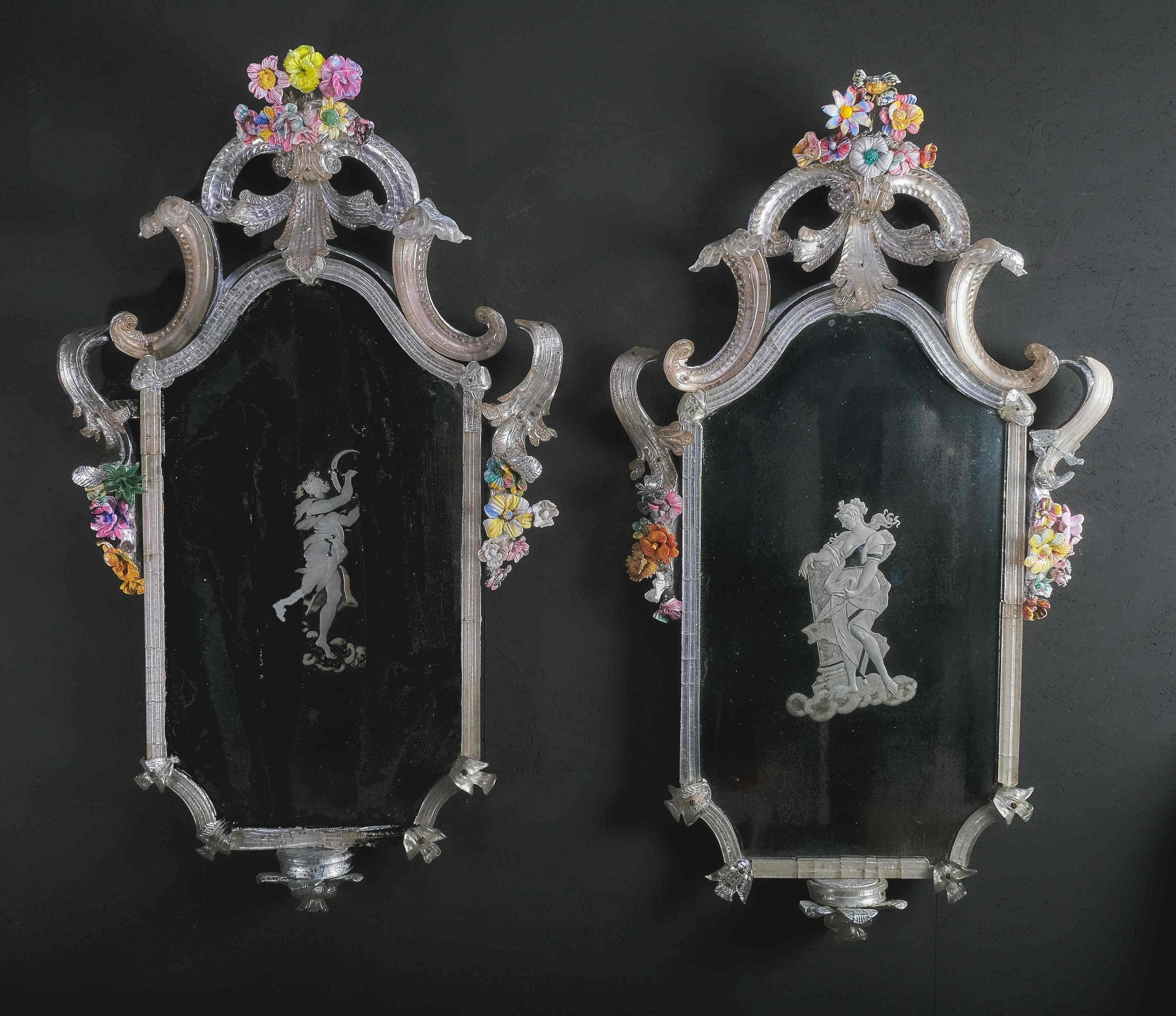 De la première phase de production de miroirs à Murano, il ne reste que très peu d'exemples de miroirs décorés en trois dimensions. À la fin du XVIIe siècle, Murano a commencé à produire des miroirs en verre plat taillé avec précision, initialement