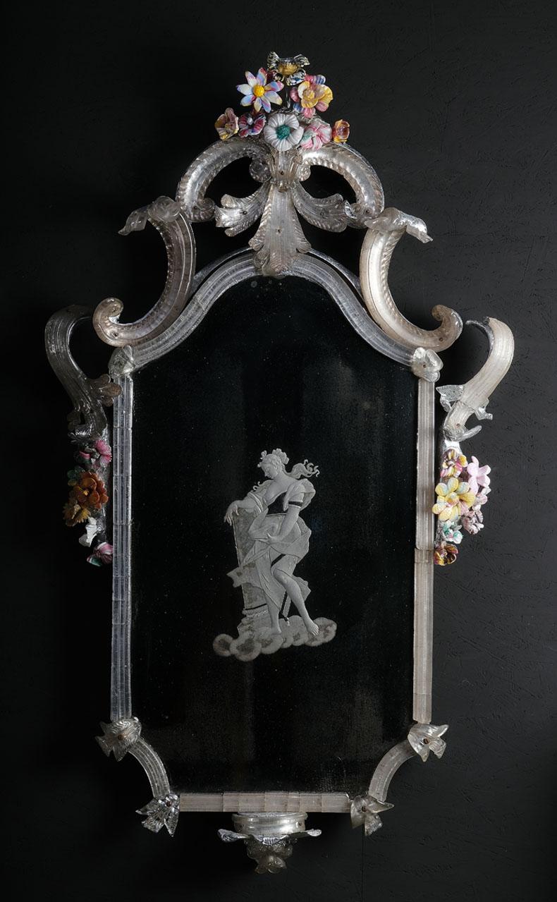Gravé Paire de miroirs de Murano extrêmement rares avec des fleurs, Murano circa 1730 en vente