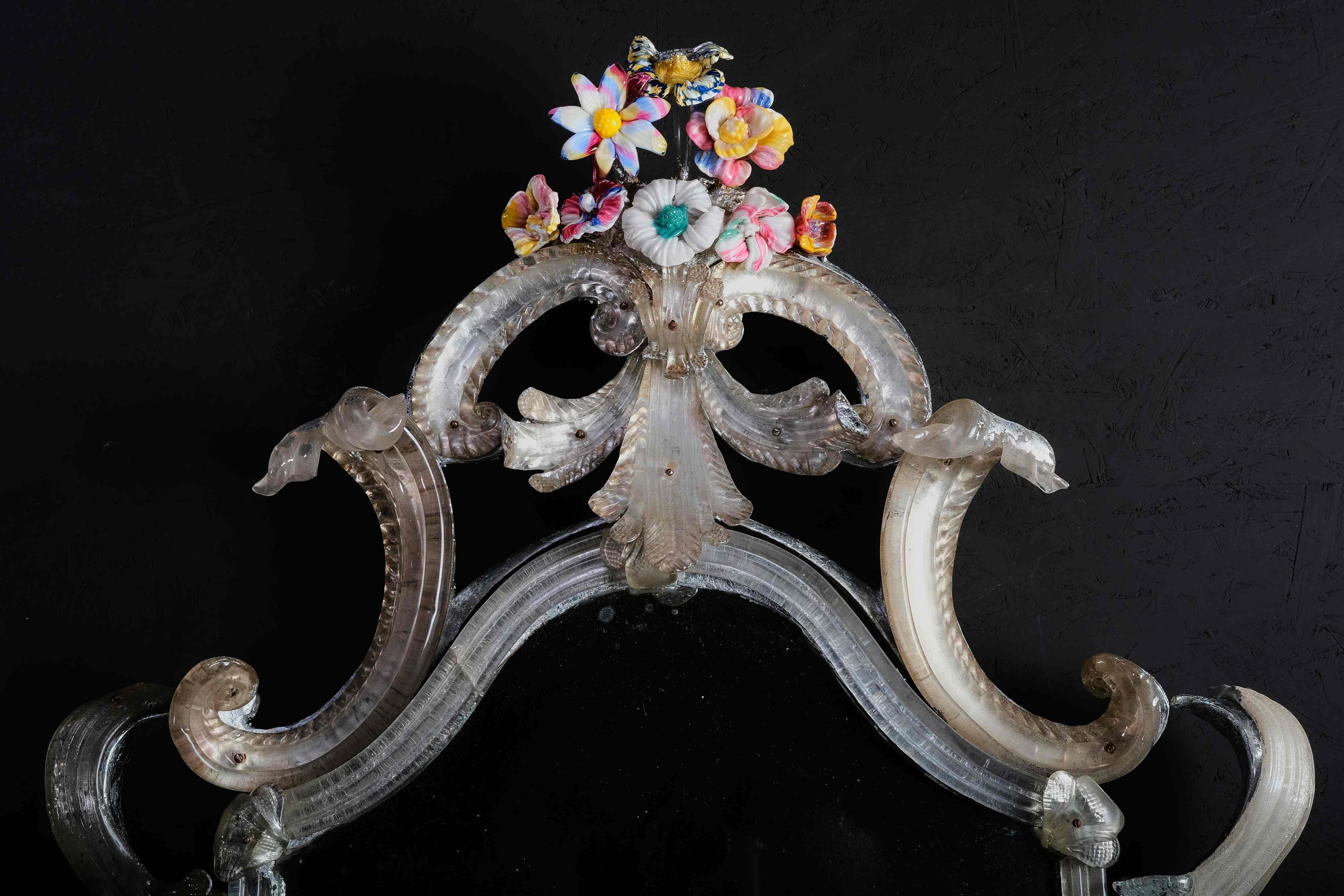 Paire de miroirs de Murano extrêmement rares avec des fleurs, Murano circa 1730 Bon état - En vente à Walkertshofen, BY