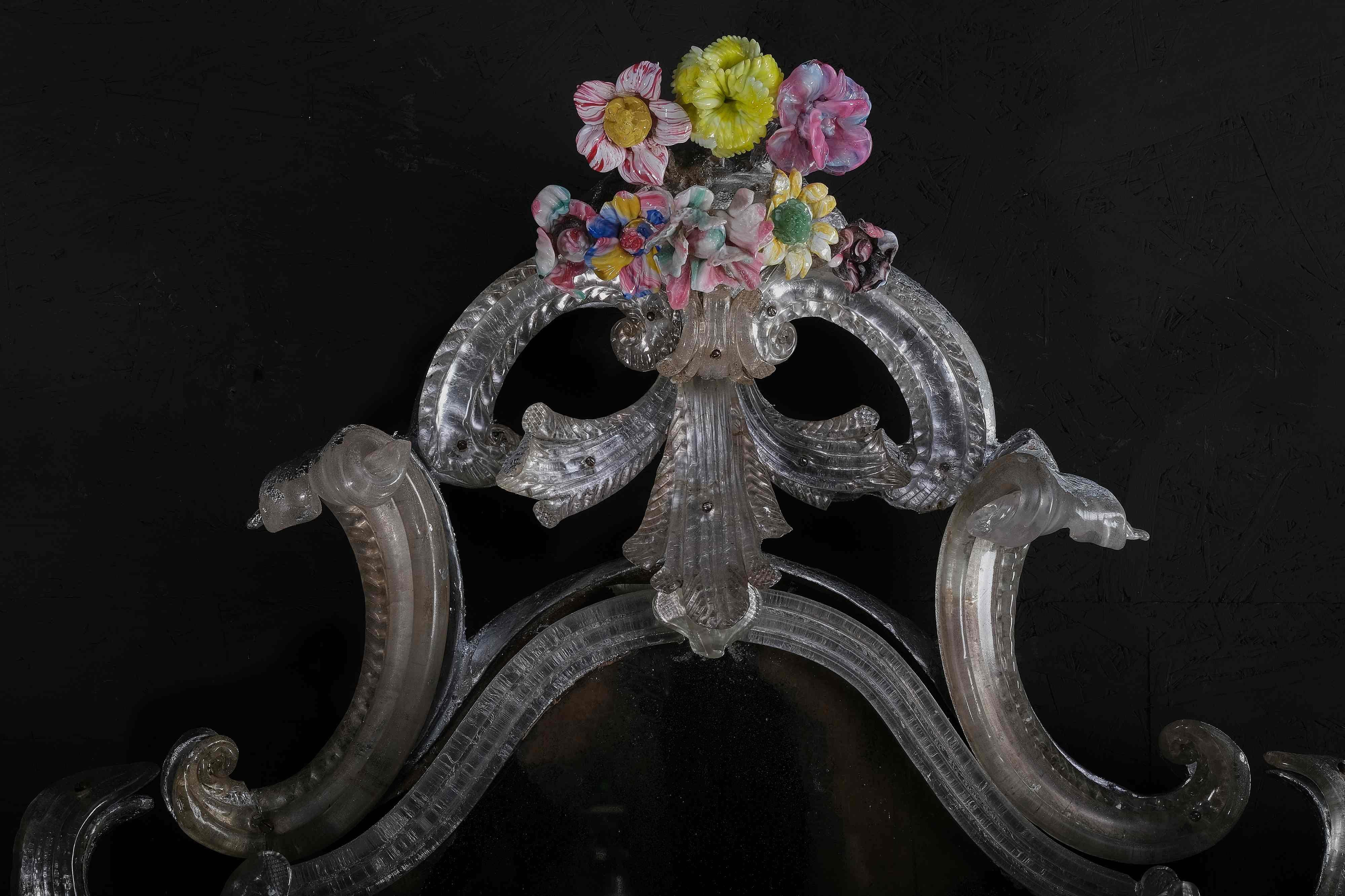 XVIIIe siècle Paire de miroirs de Murano extrêmement rares avec des fleurs, Murano circa 1730 en vente