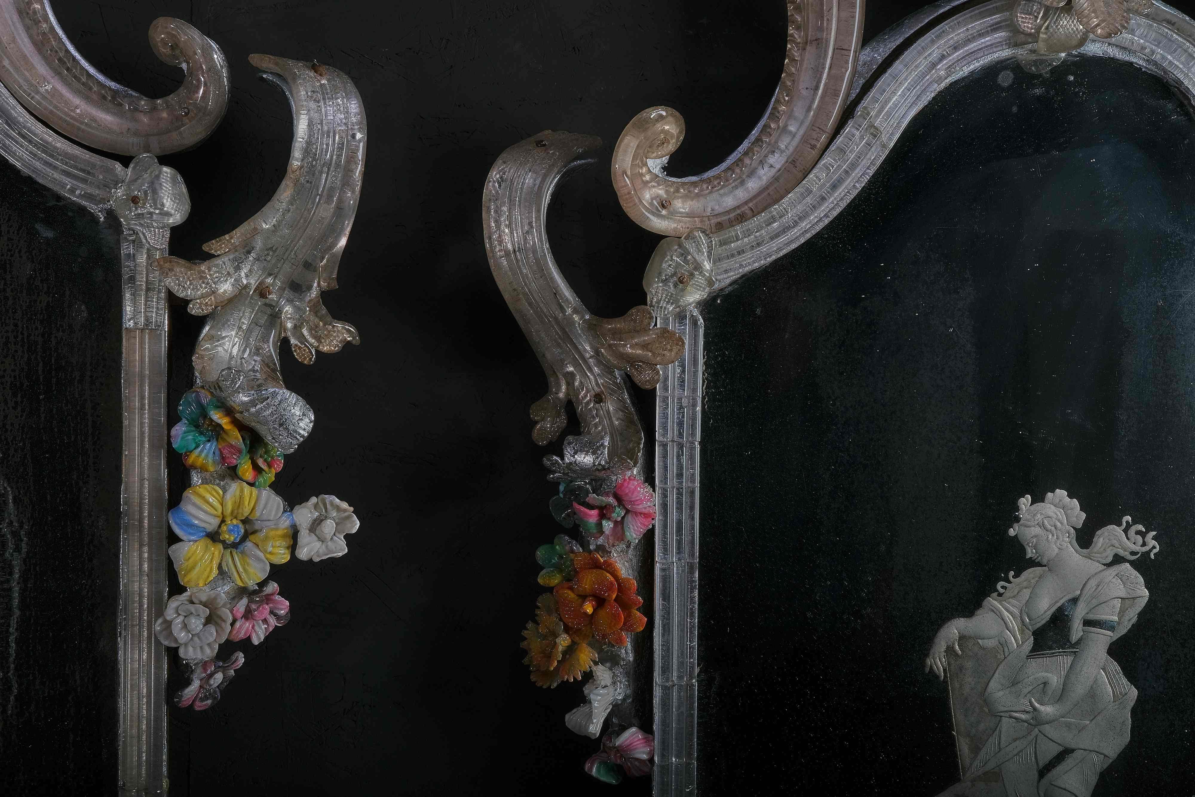 Paire de miroirs de Murano extrêmement rares avec des fleurs, Murano circa 1730 en vente 1