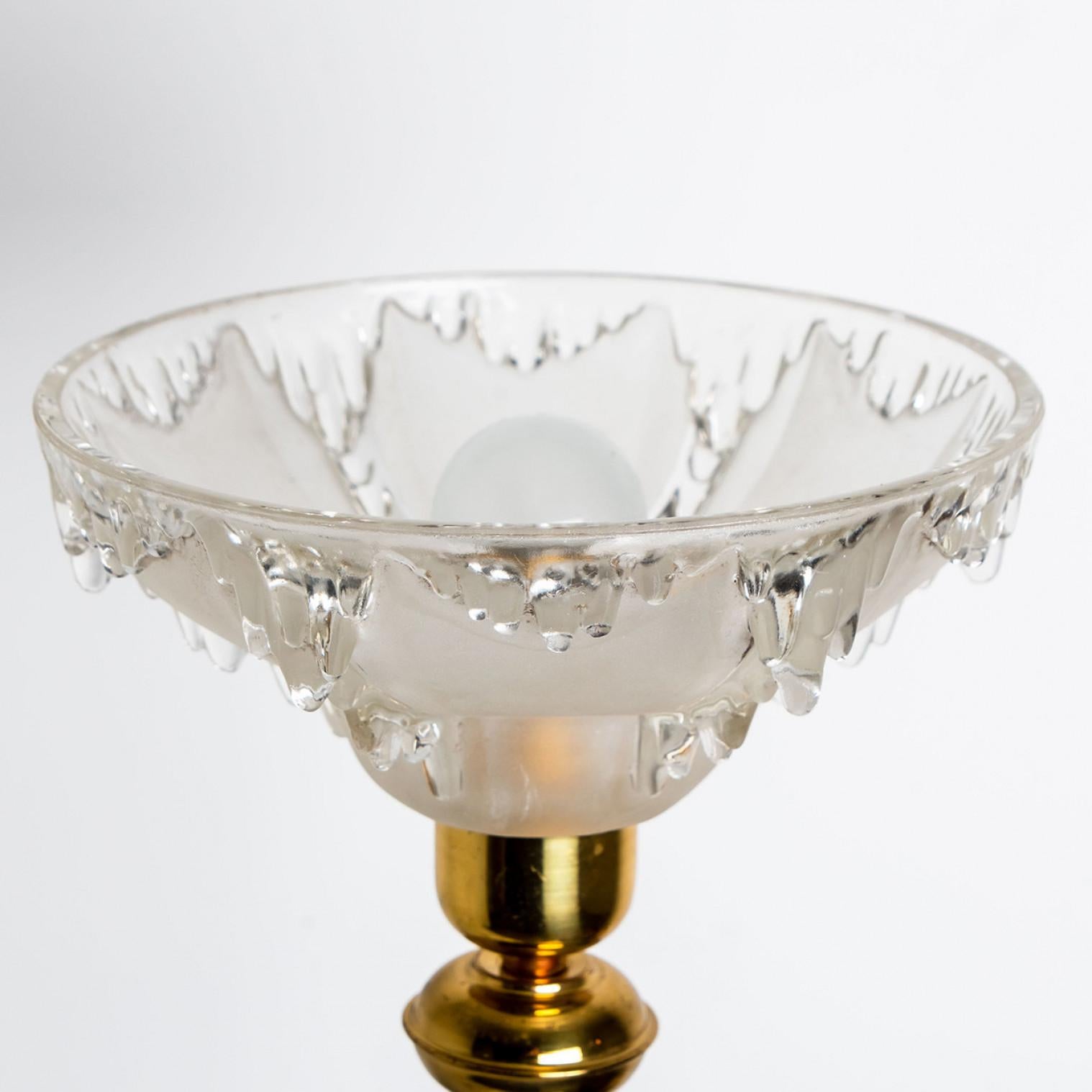 Dos lámparas de mesa muy elegantes, fabricadas por el maestro vidriero francés Ezan. Fabricado hacia 1930 en Europa, Francia.
Es una bonita edición de latón y madera.

La pantalla de cristal opalescente francés 