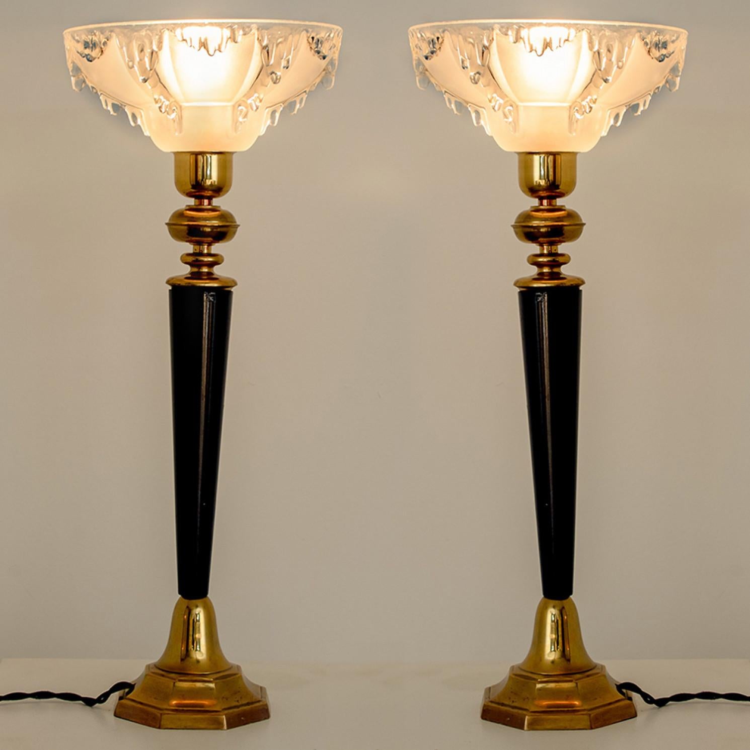 Pareja de lámparas de sobremesa Ezan de vidrio opalescente, latón y madera Francia, años 30 en Bueno estado para la venta en Rijssen, NL