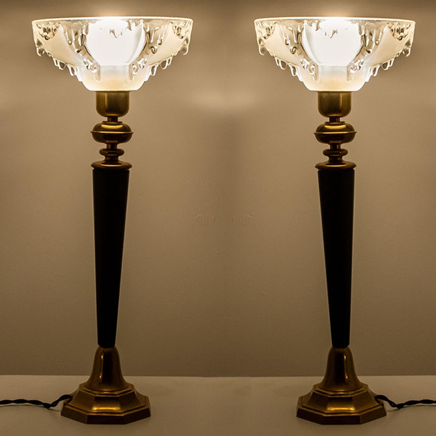 Pareja de lámparas de sobremesa Ezan de vidrio opalescente, latón y madera Francia, años 30 Latón en venta
