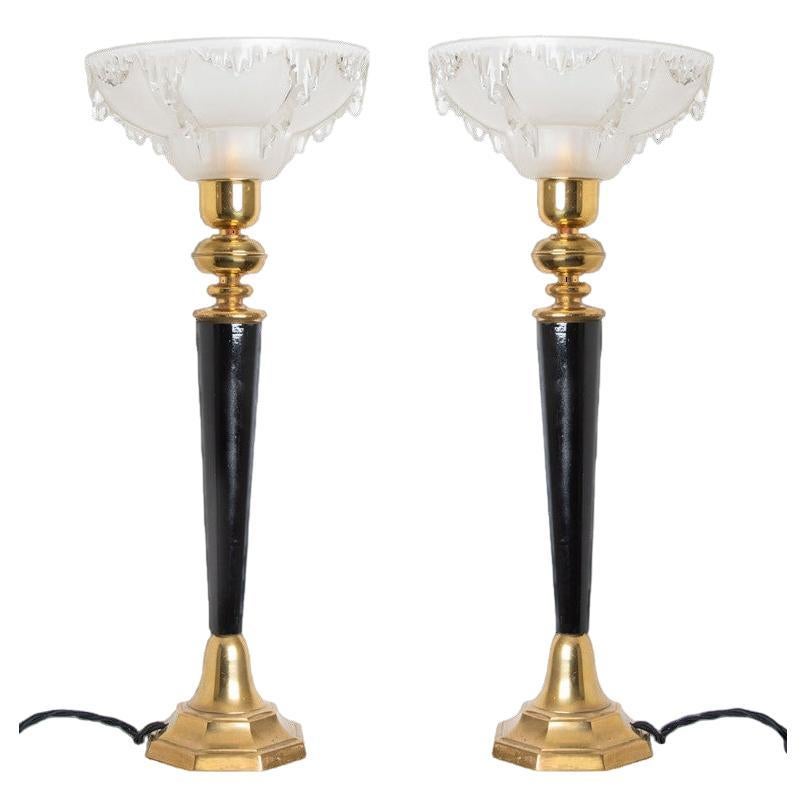 Paire de lampes de bureau Ezan en verre opalescent, laiton et bois, France, années 1930