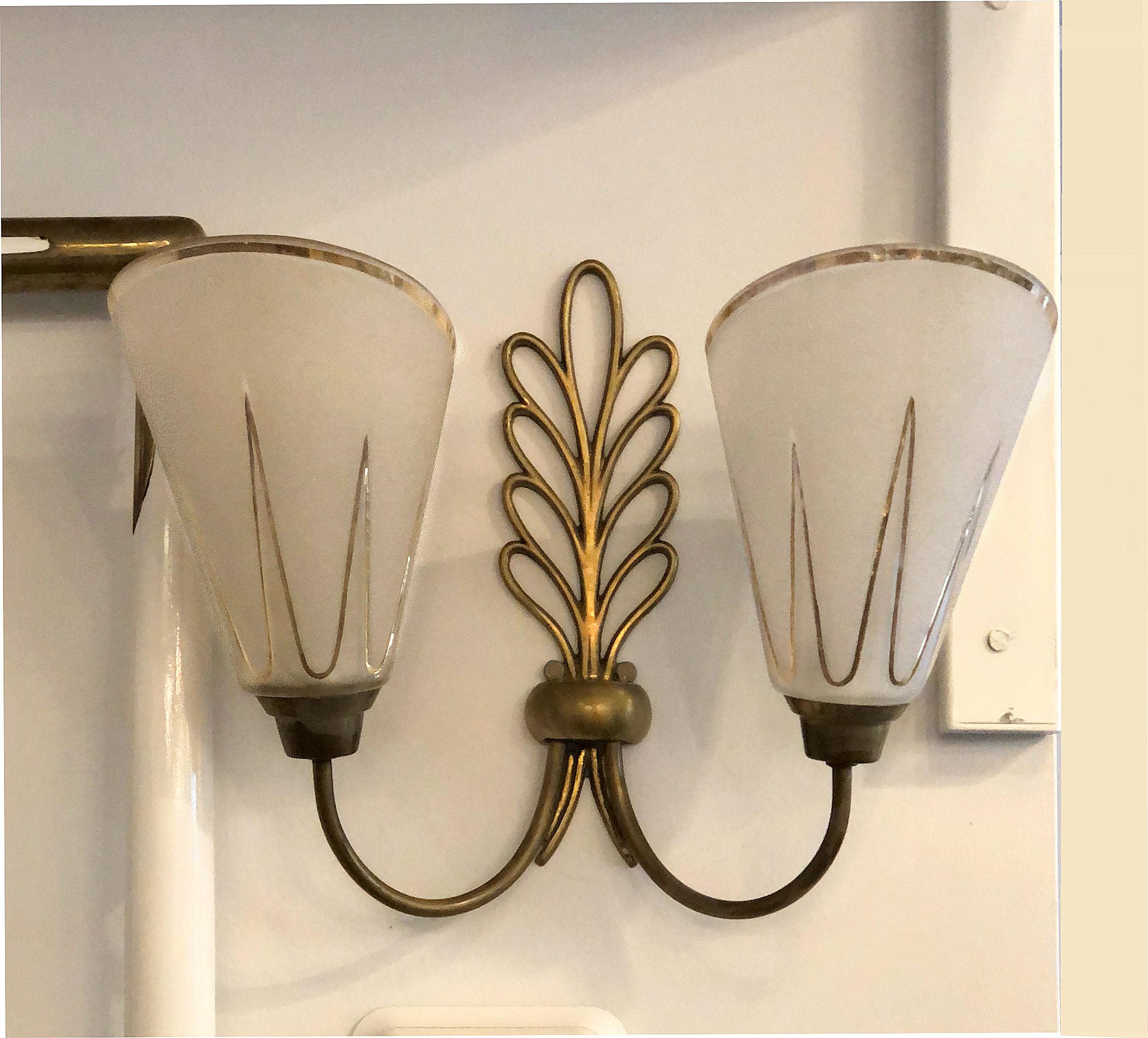 Pair of glass and brass, Mid-Century Modern wall sconces, by Ezan & Petitot, France, 1950s.
Glass shades are original, and hand painted with gold.
They have been rewired for the US.
Some patina on the brass mounts, with age: can be removed.