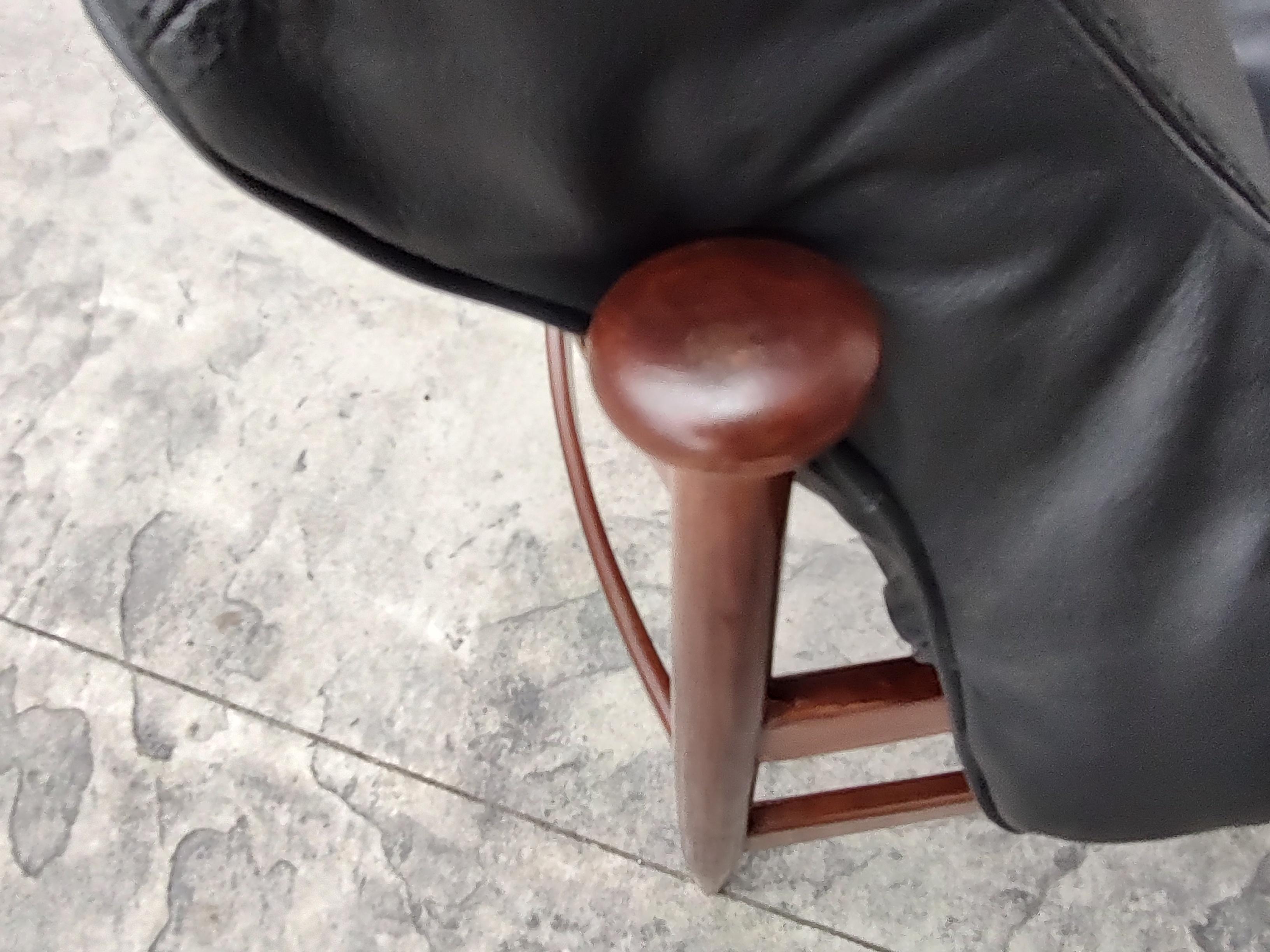 Pair of Mid Century Modern Sculptural Mahogany & Leather Lounge Chairs In Good Condition In Port Jervis, NY