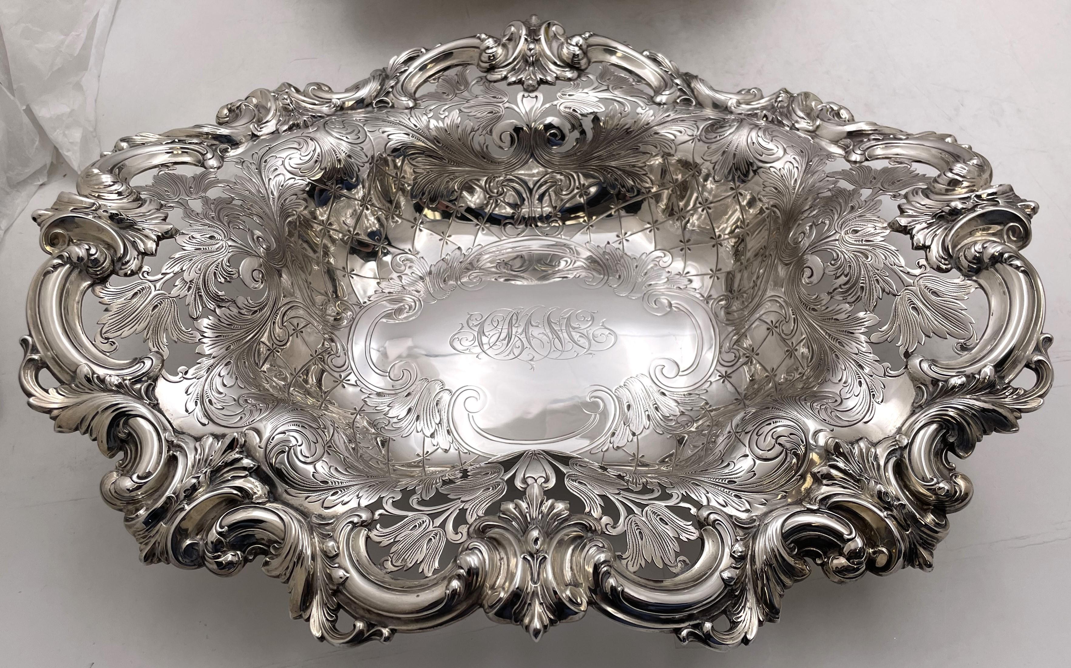 Paire de bols en argent sterling Frank Smith de style Art Nouveau, du début du 20e siècle, richement ornés de motifs floraux et curvilignes percés et gravés. Ils mesurent 14 1/2'' par 12 1/4'' par 3 3/4'' de hauteur, pèsent 58,1 onces troy et