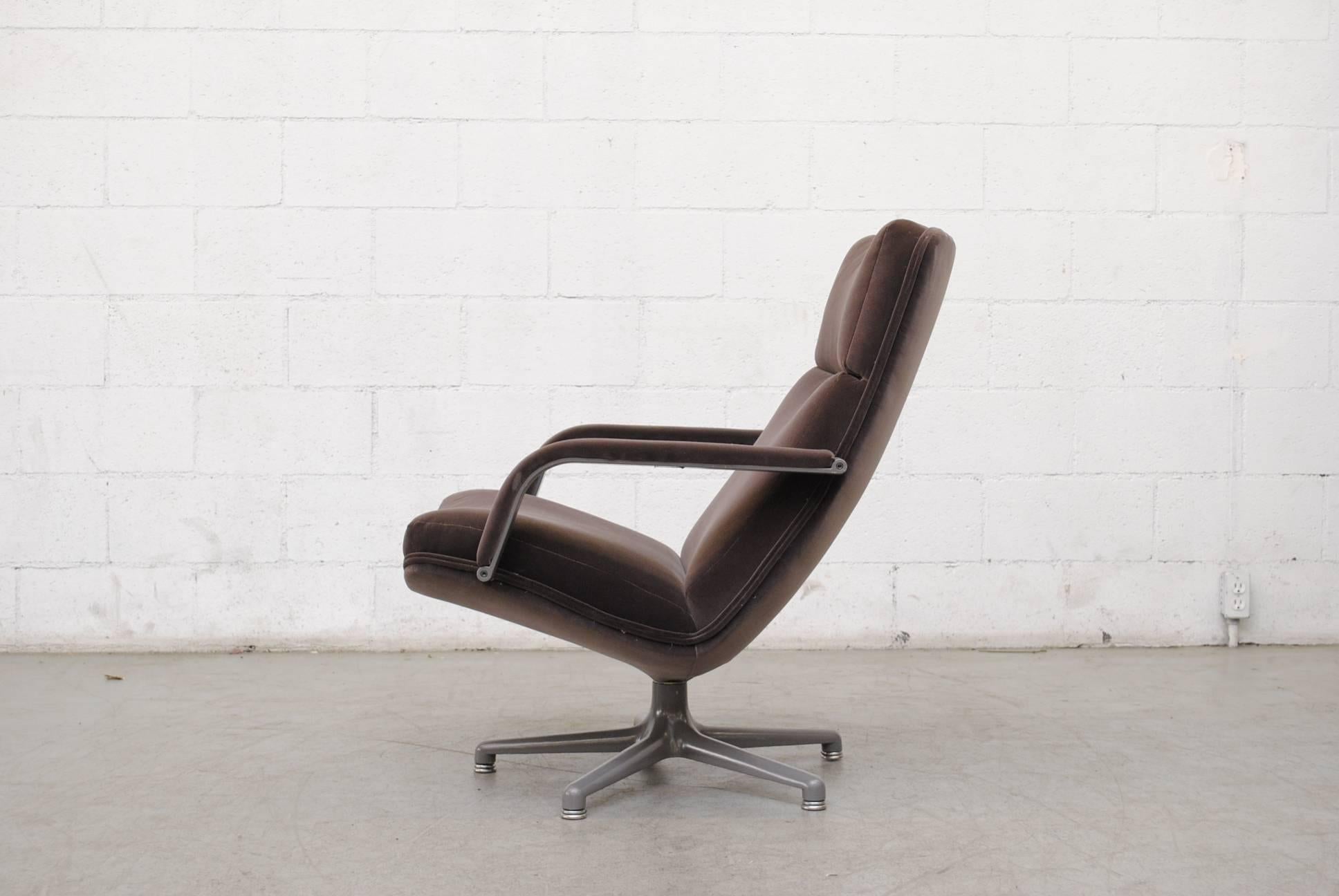 Mid-Century Modern Pair of F154 Geoffrey Harcourt Swivel Lounge Chair