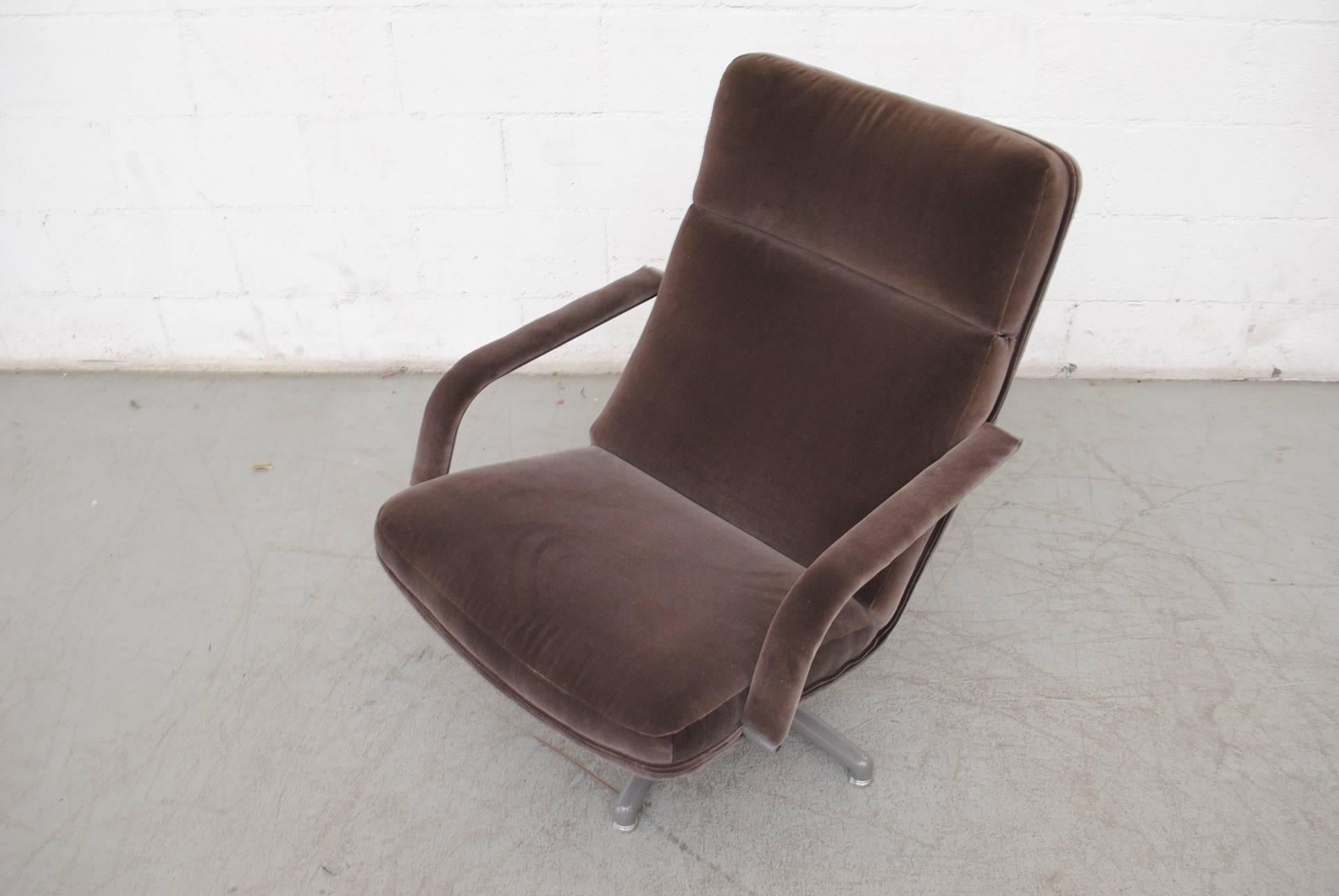 Pair of F154 Geoffrey Harcourt Swivel Lounge Chair In Good Condition In Los Angeles, CA