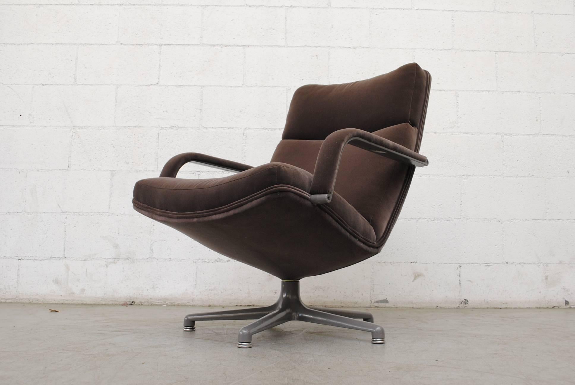 Mid-20th Century Pair of F154 Geoffrey Harcourt Swivel Lounge Chair