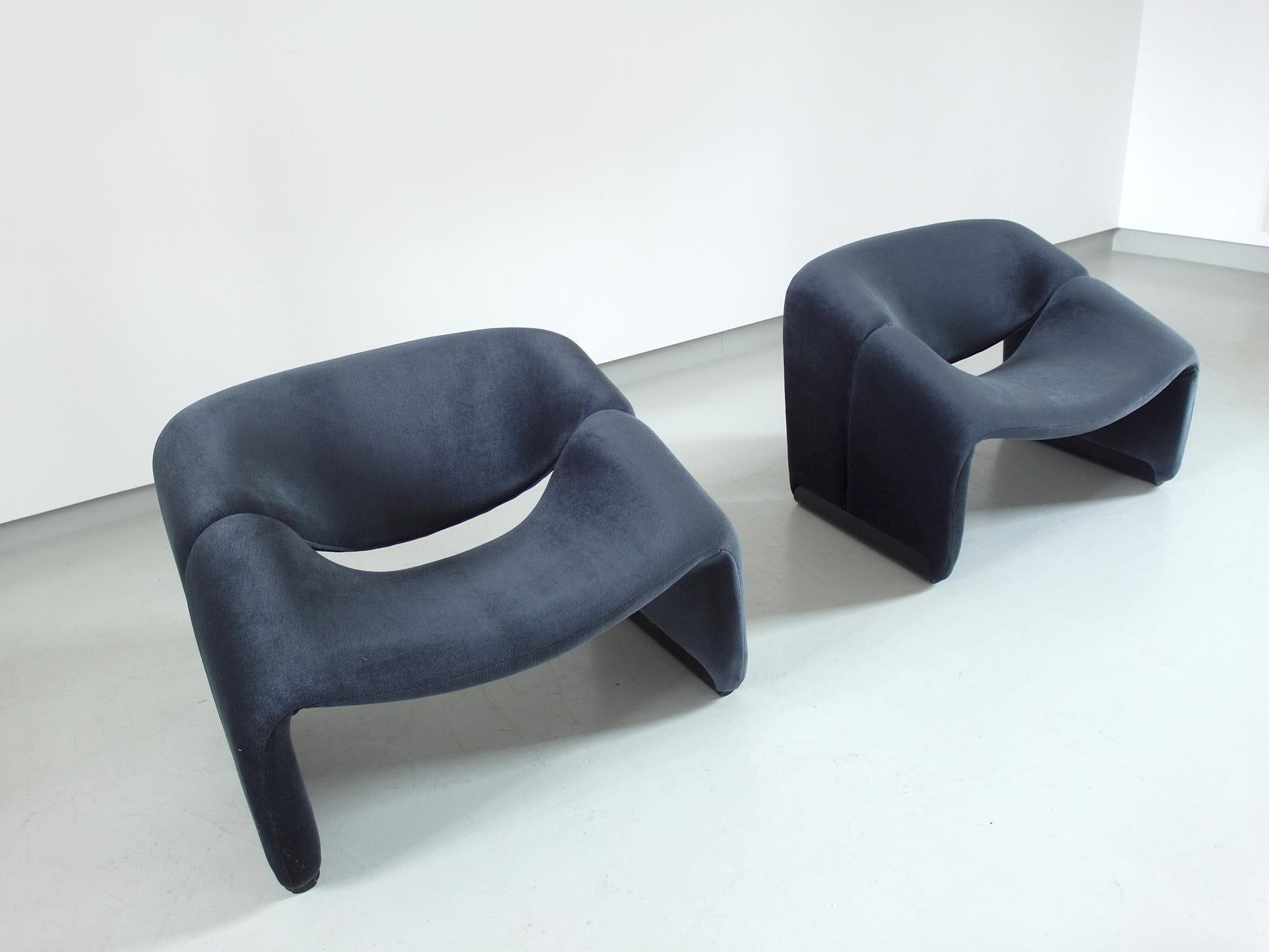A perfect pair of velvet upholstered groovy chairs, or model F598 chairs, designed by Pierre Paulin for Artifort, The Netherlands 1973.
This sculptural pair of lounge chairs has been delicately upholstered in a grey/black velvet which strengthens