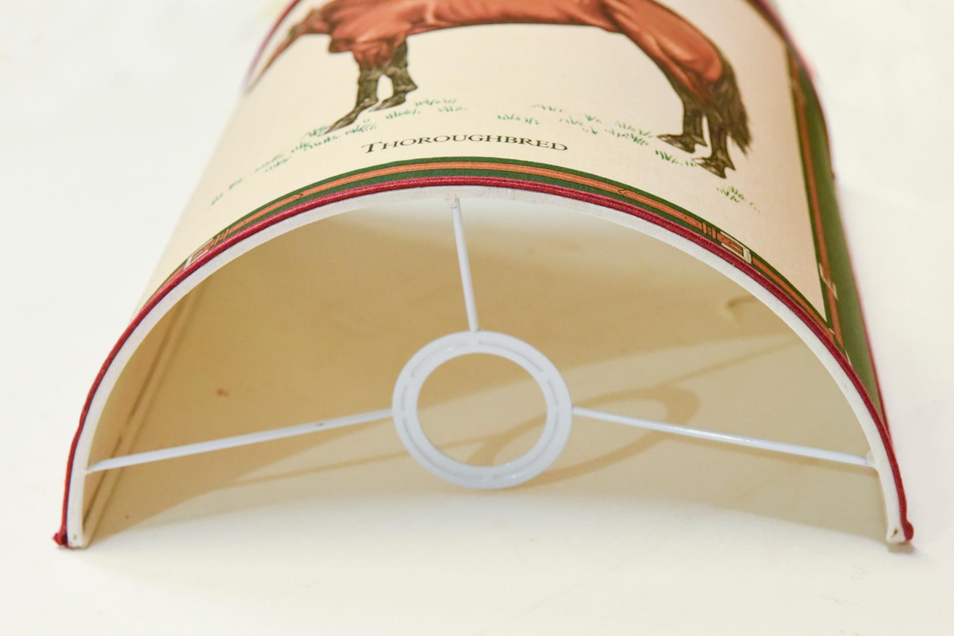Paire d'éventails en tissu avec cheval, à utiliser sur vos lampes de table ou murales : vraiment intéressant.

ref. O/2513.