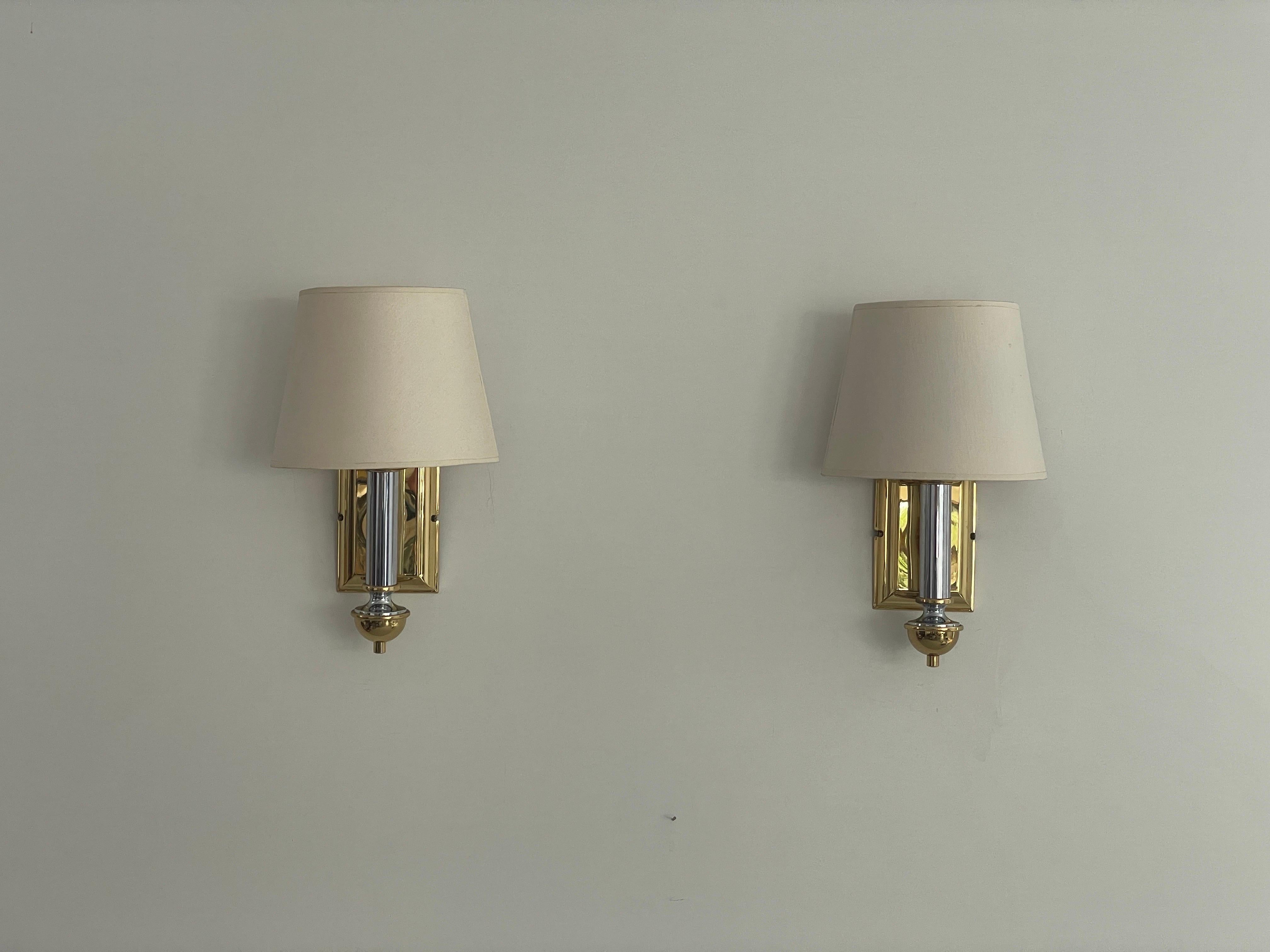 Coppia di applique con paralume in tessuto di V.I.I.S., anni '70, Germania

Le lampade sono in ottime condizioni vintage.
Usura coerente con l'età e l'uso

Questa lampada funziona con una lampadina standard E14. 
Adatto all'uso con 220V e 110V in