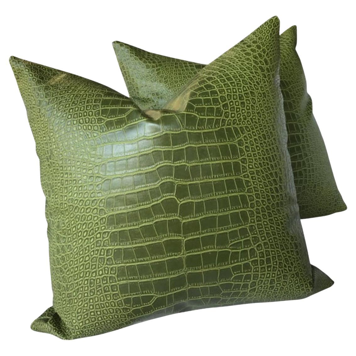 Par de almohadas rellenas de plumón Fabricut "Aluminio" en cocodrilo de imitación 21 en venta