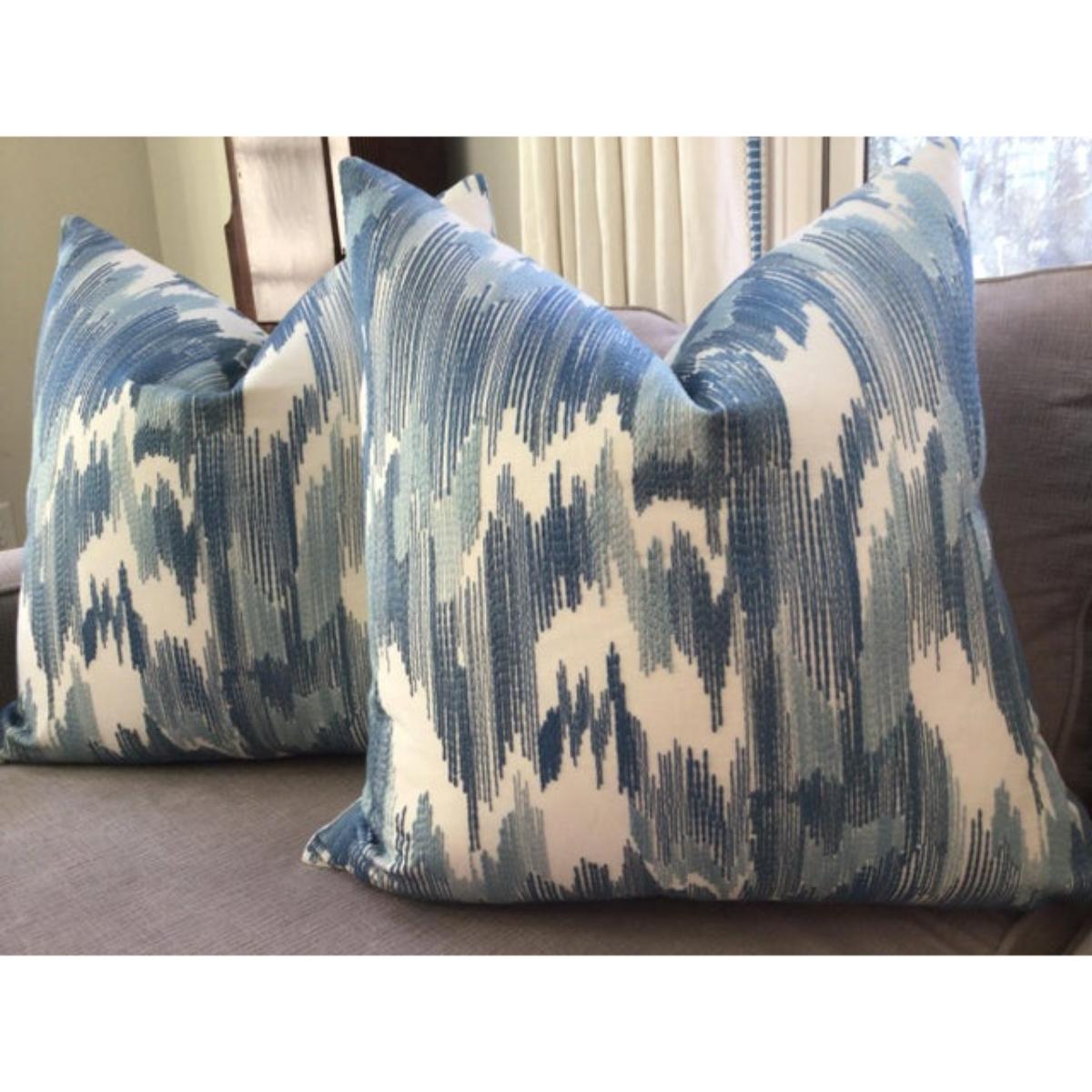 Meraviglioso modello di lino ricamato di Fabricut. OUTRAGEOUS nella colorazione Ocean raffigura un morbido blu ardesia con punte di verde acqua in un moderno motivo astratto. Così fresco e di tendenza. Questo annuncio si riferisce a una coppia di