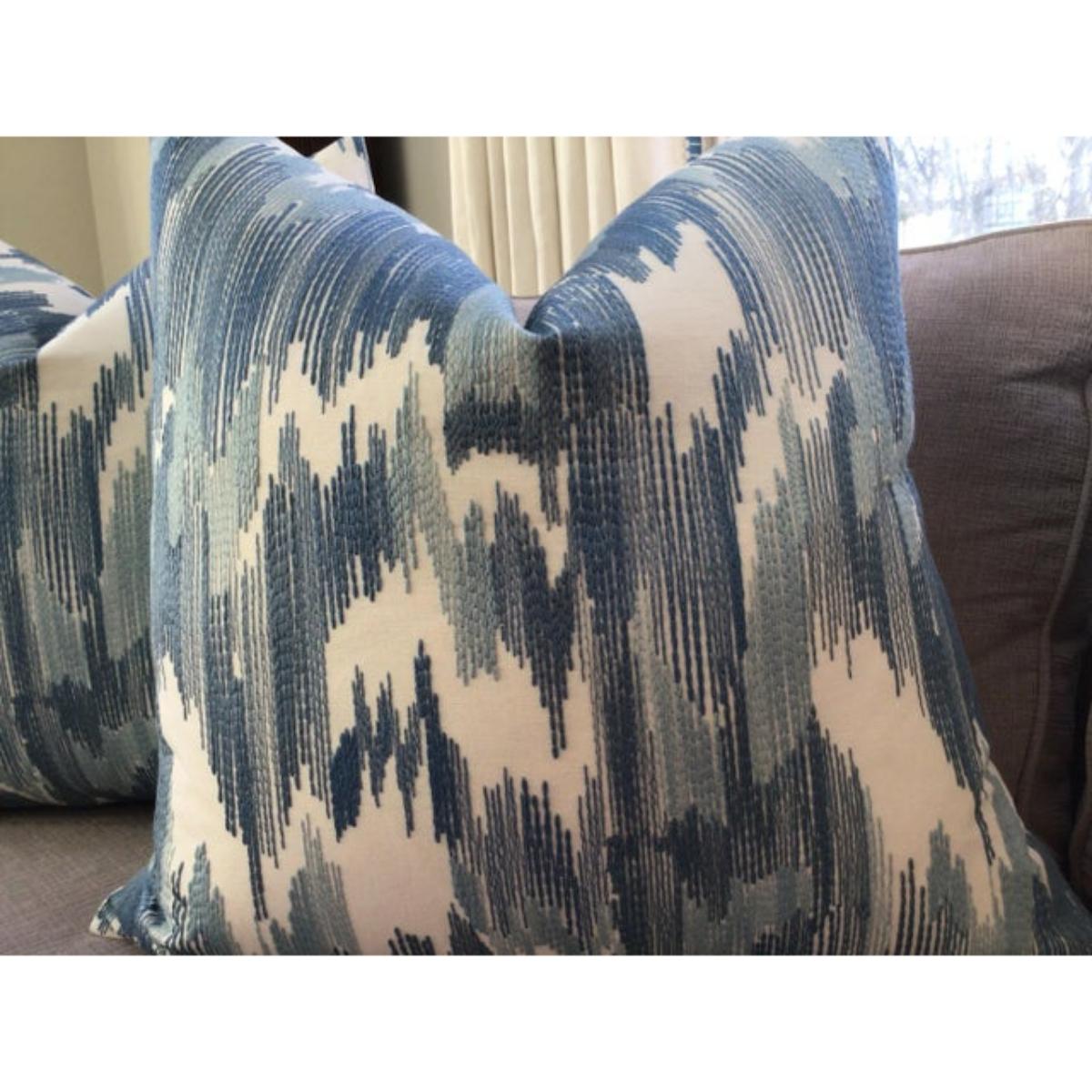 Moderno Coppia di cuscini in piuma ricamati Fabricut 