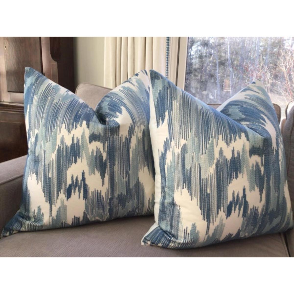 Americano Coppia di cuscini in piuma ricamati Fabricut 