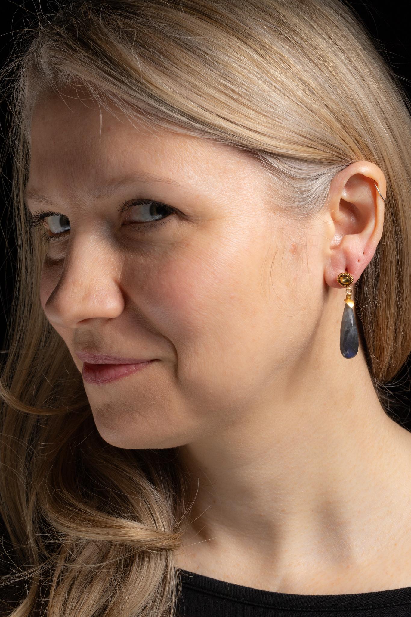 Taglio briolette Pair of Faceted Labradorite Dangle Drop Earrings with 18K Gold in vendita