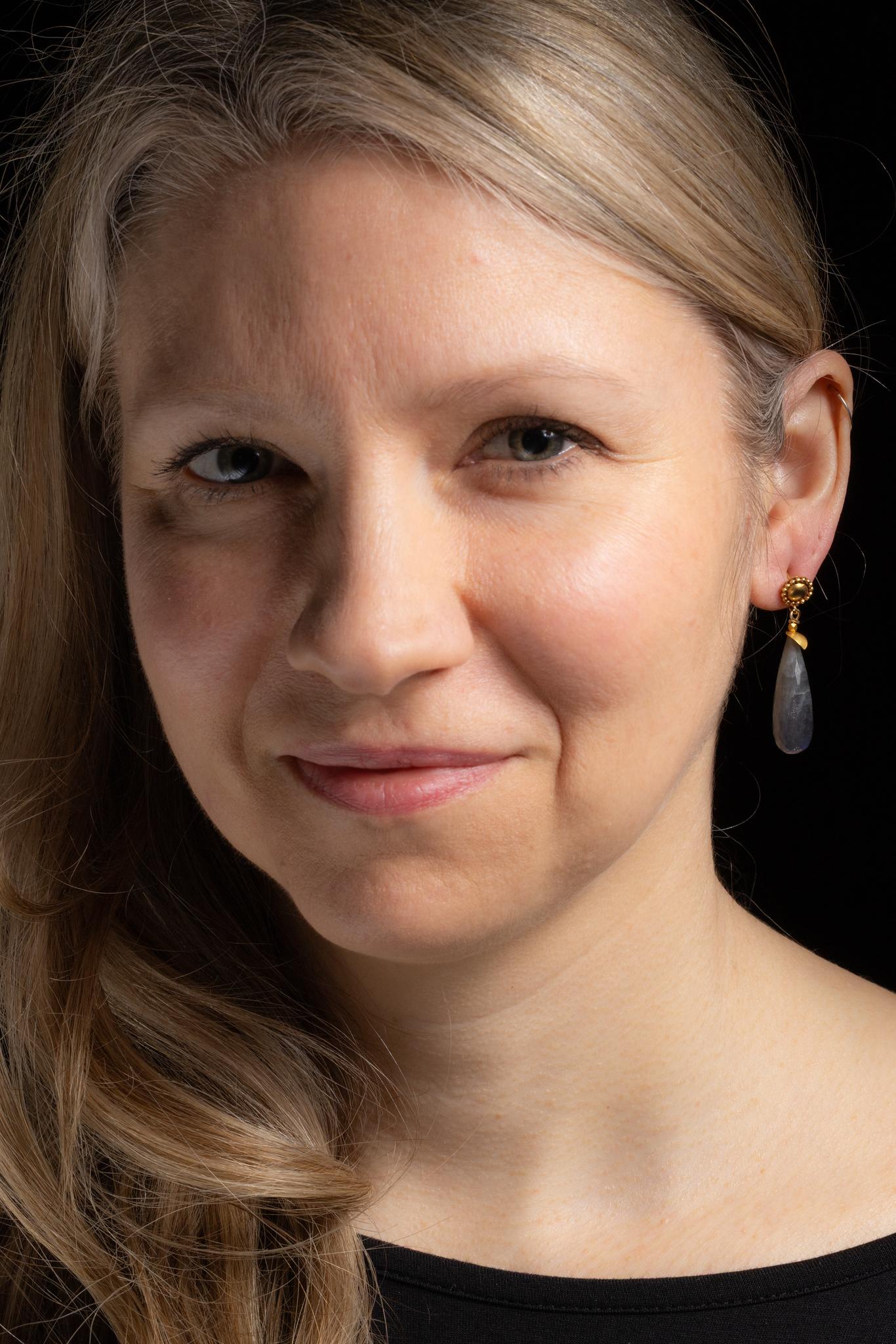 Pair of Faceted Labradorite Dangle Drop Earrings with 18K Gold In condizioni ottime in vendita a Nantucket, MA