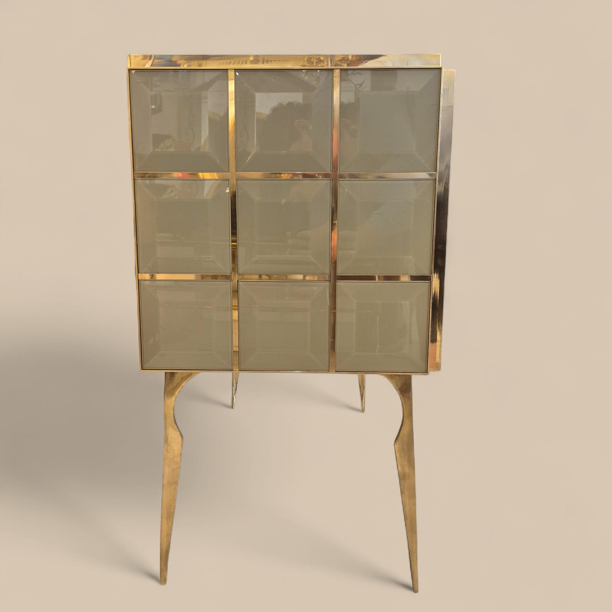 Coppia di consolle in vetro di Murano sfaccettato e ottone dorato, CIRCA 1960/70 in vendita 4