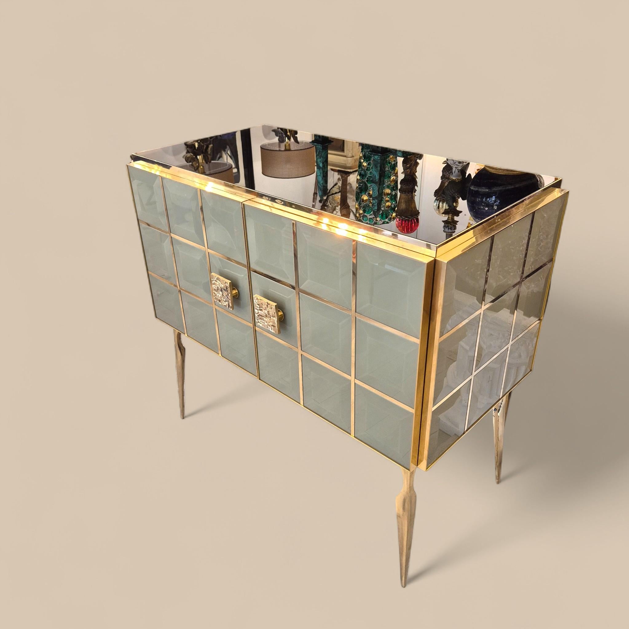 Coppia di consolle in vetro di Murano sfaccettato e ottone dorato, CIRCA 1960/70 in vendita 6