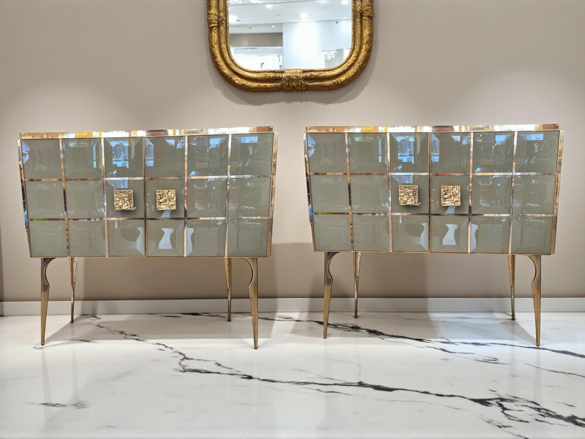 Coppia di consolle sfaccettate in vetro di Murano nero e verde celadon e ottone dorato, stile Art Déco, Murano, Italia, Circa 1960/1970

Introduci l'eleganza italiana nei tuoi interni con questa eccezionale coppia di consolle in vetro di Murano