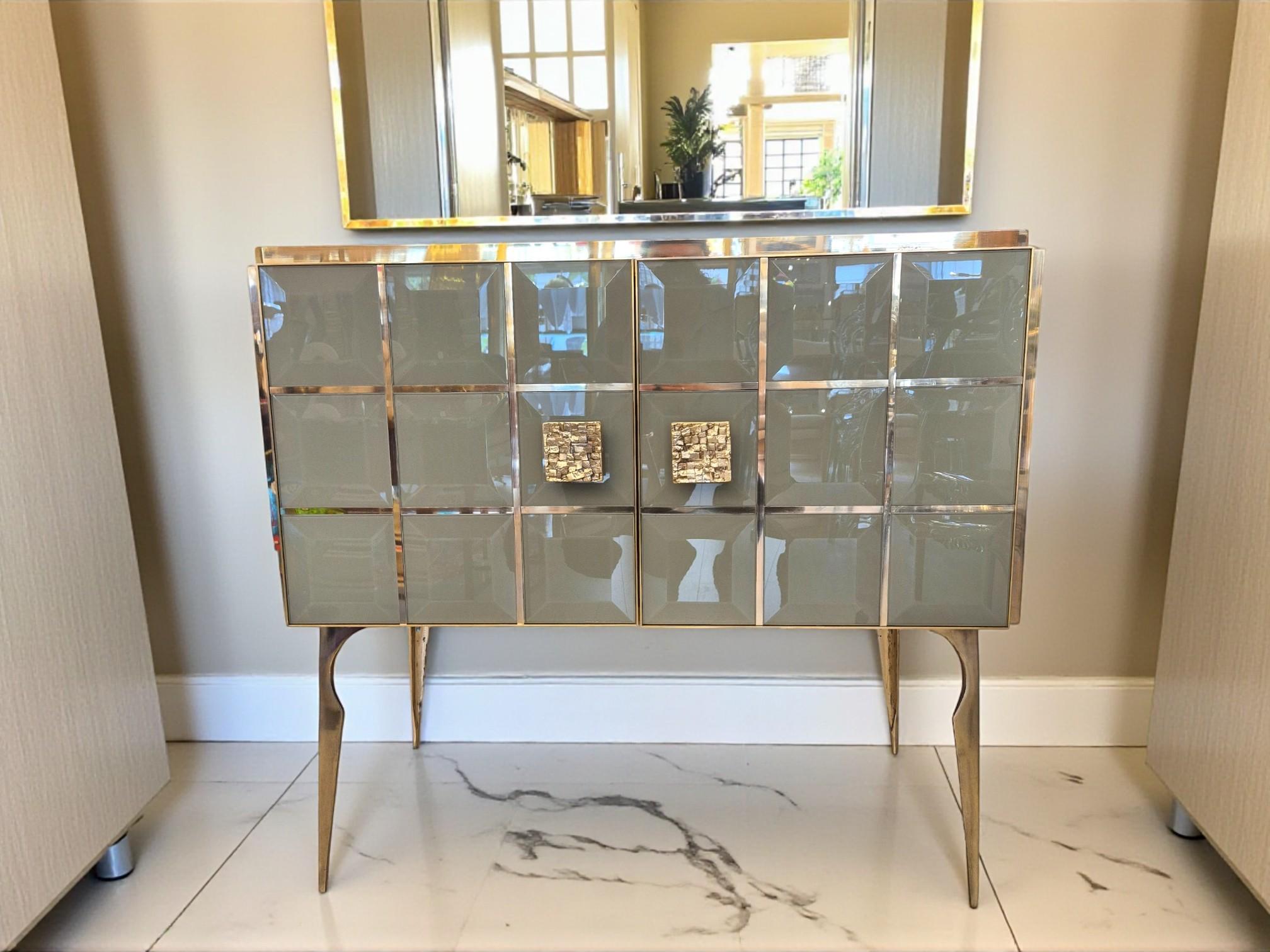 Mid-Century moderno Coppia di consolle in vetro di Murano sfaccettato e ottone dorato, CIRCA 1960/70 in vendita