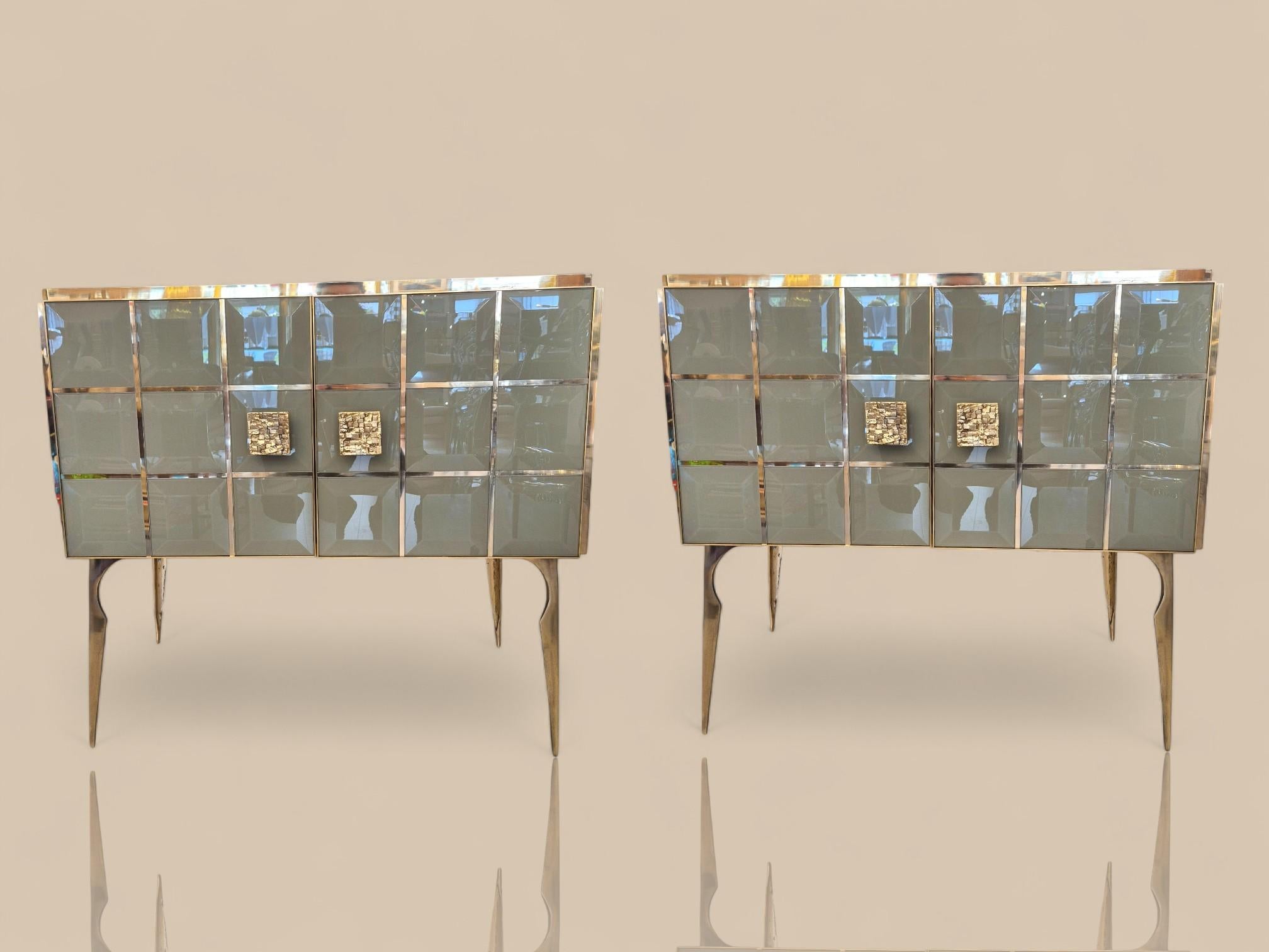 Italiano Coppia di consolle in vetro di Murano sfaccettato e ottone dorato, CIRCA 1960/70 in vendita