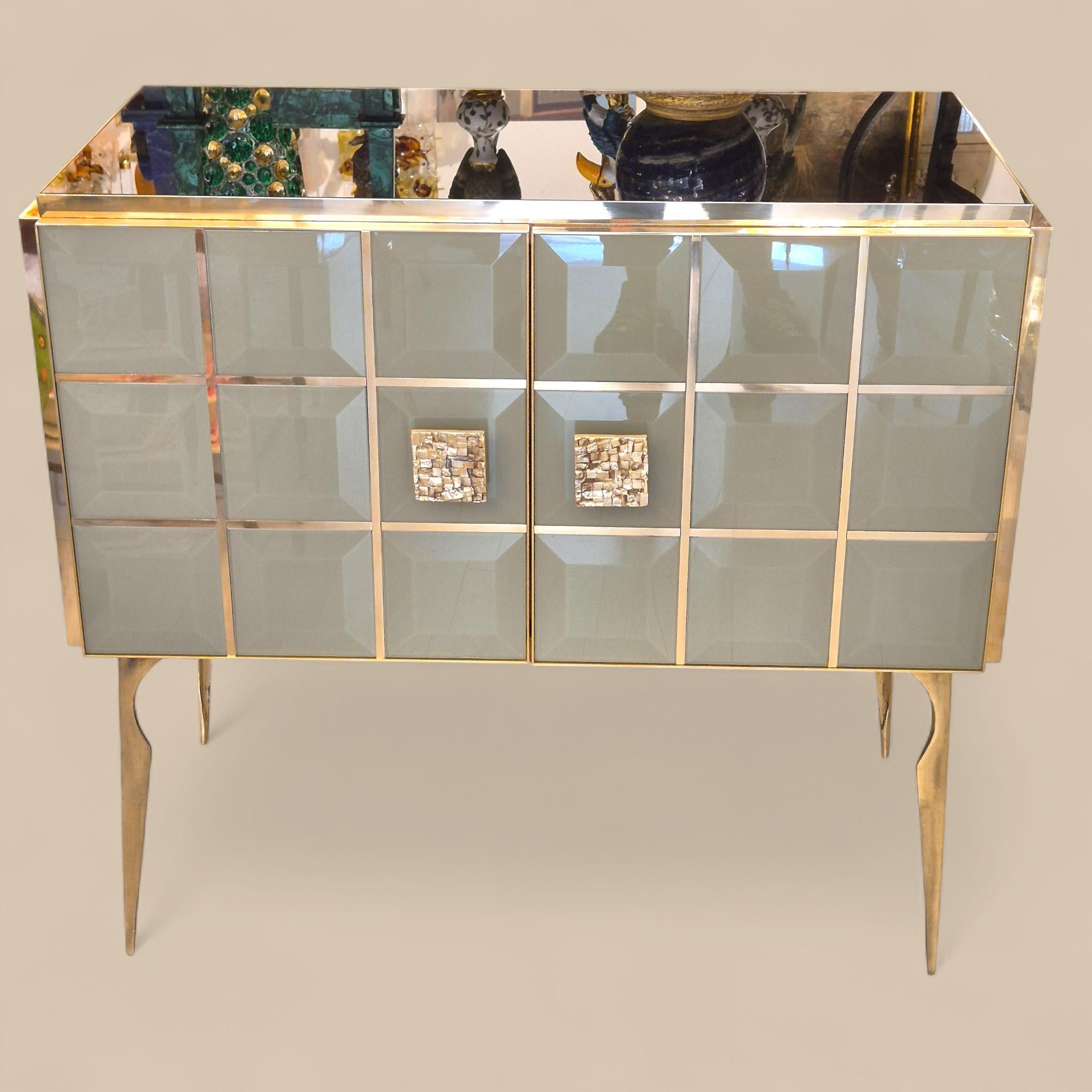 Coppia di consolle in vetro di Murano sfaccettato e ottone dorato, CIRCA 1960/70 In condizioni ottime in vendita a NICE, FR