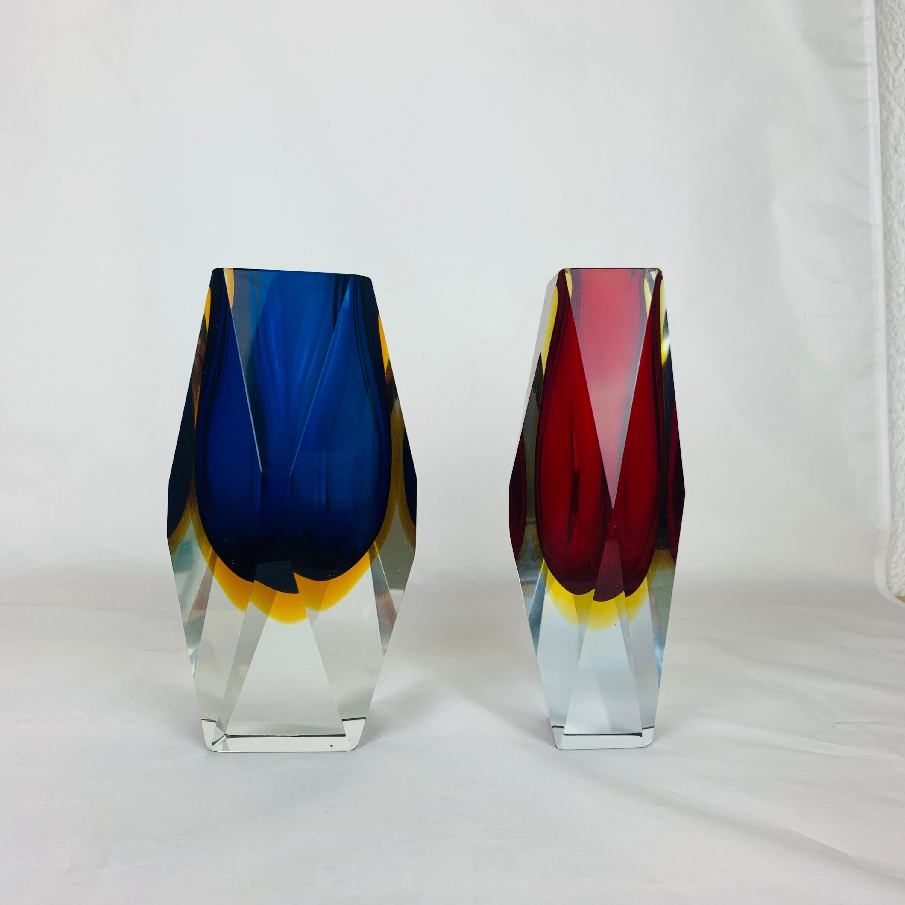 Paire de vases en verre à facettes Murano Sommerso, attribués à Alessandro Mandruzzato, fabriqués dans les années 1960. Le plus grand est bleu, mesure 20 cm de haut et 11 cm de large. Le plus petit est rouge, mesure 21 cm de haut et 8 cm de large.