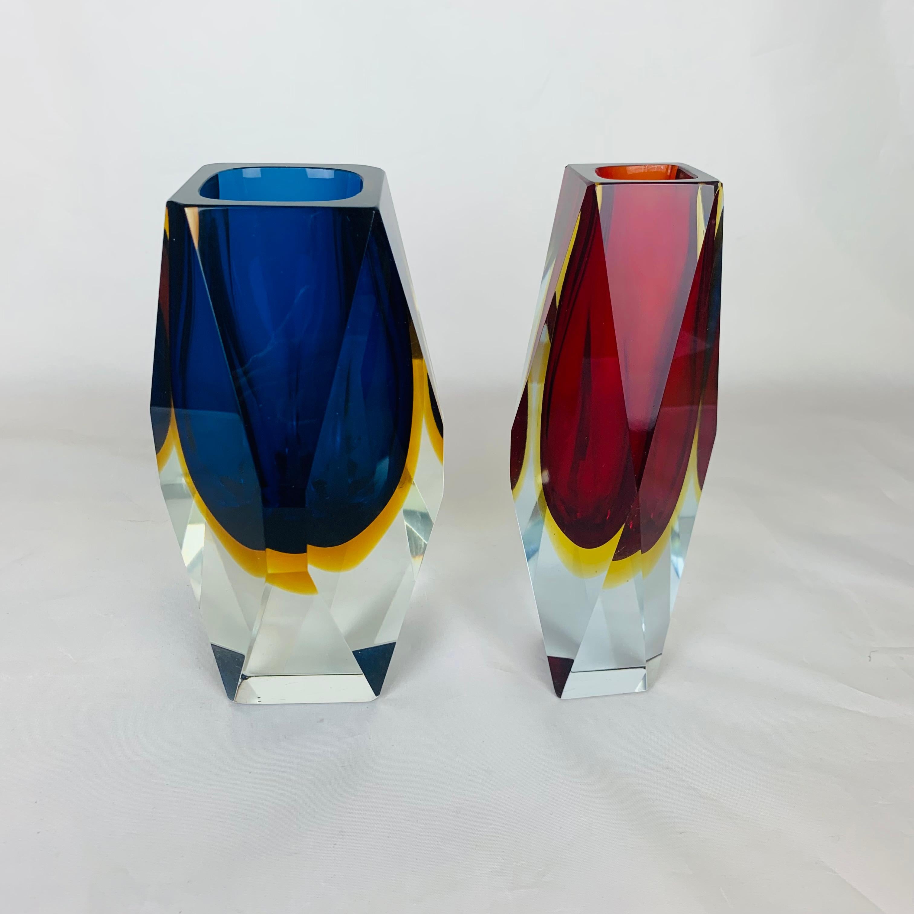 Milieu du XXe siècle Paire de vases Sommerso de Murano à facettes par Alessandro Mandruzzato en vente