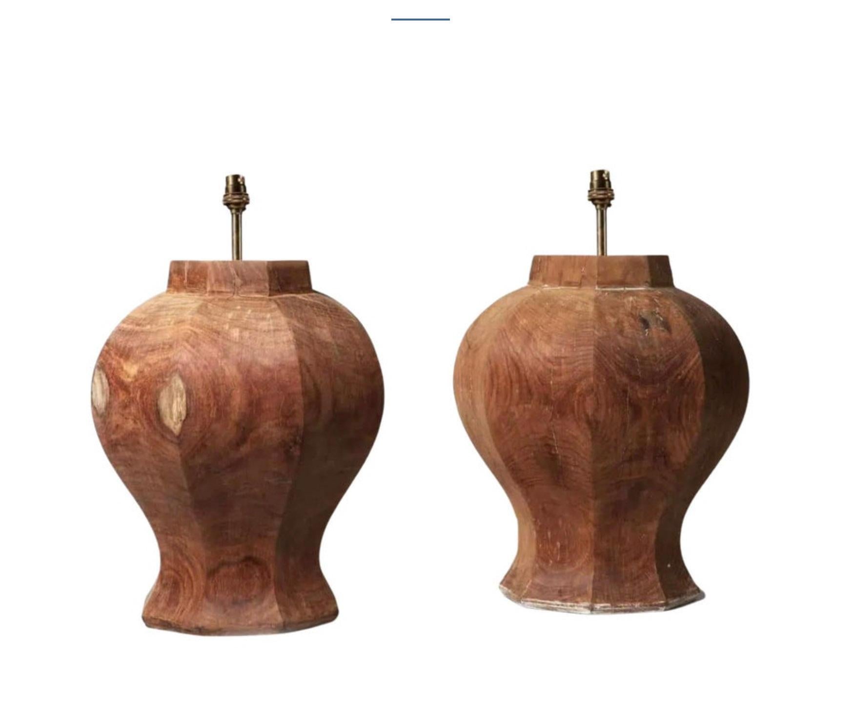Paar facettierte achteckige Holzlampen (Französisch) im Angebot