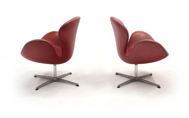 Scandinavian Modern Pair of Faded Red Leather Swan Chairs by Arne Jacobsen for Fritz Hansen For Sale