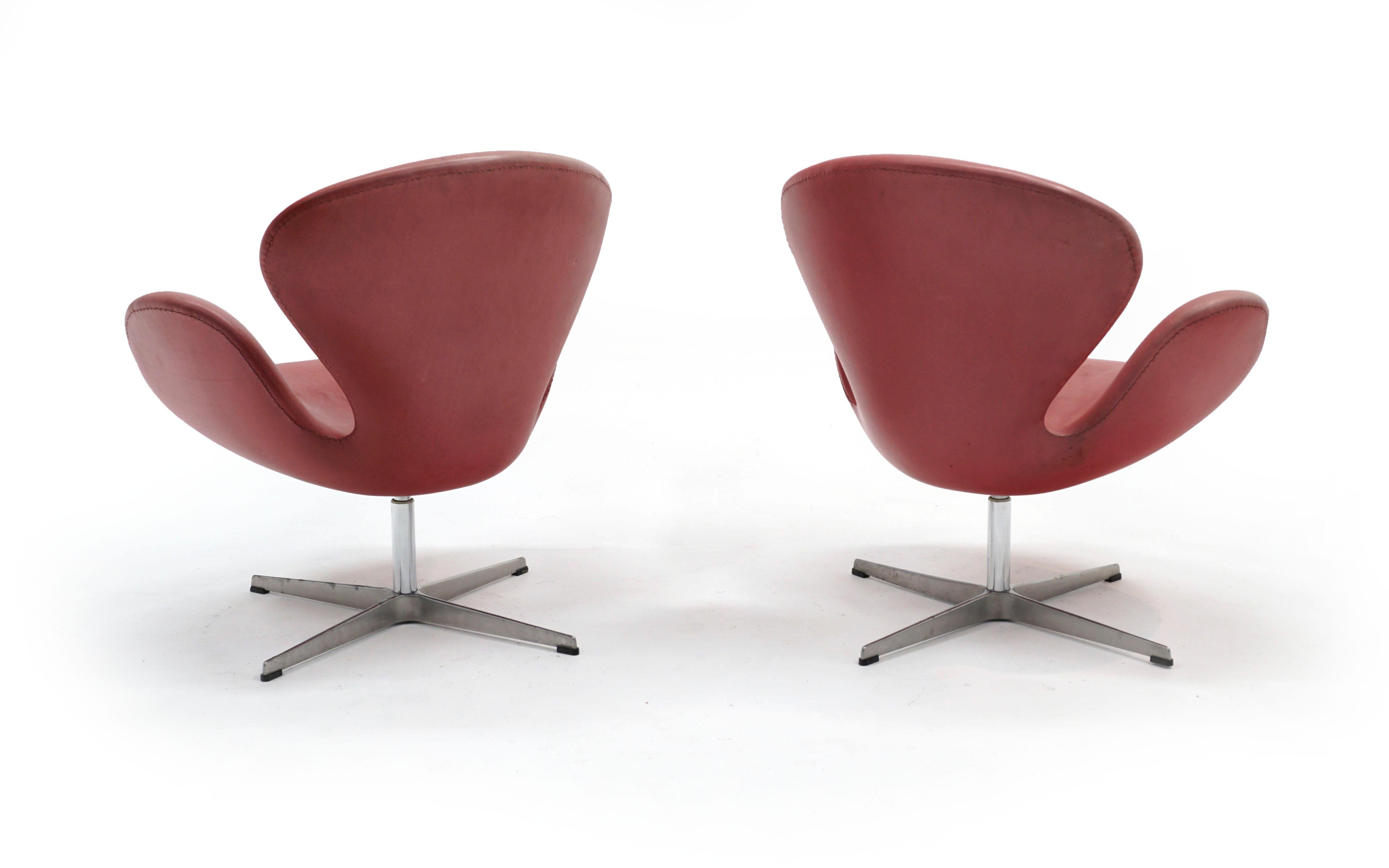 Scandinavian Modern Pair of Faded Red Leather Swan Chairs by Arne Jacobsen for Fritz Hansen