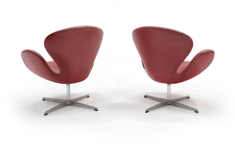 Danish Pair of Faded Red Leather Swan Chairs by Arne Jacobsen for Fritz Hansen For Sale