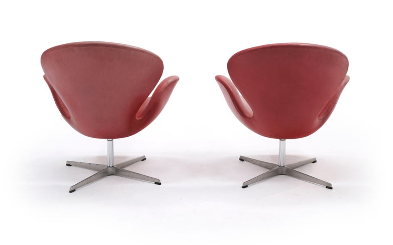 Pair of Faded Red Leather Swan Chairs by Arne Jacobsen for Fritz Hansen In Good Condition For Sale In Kansas City, MO