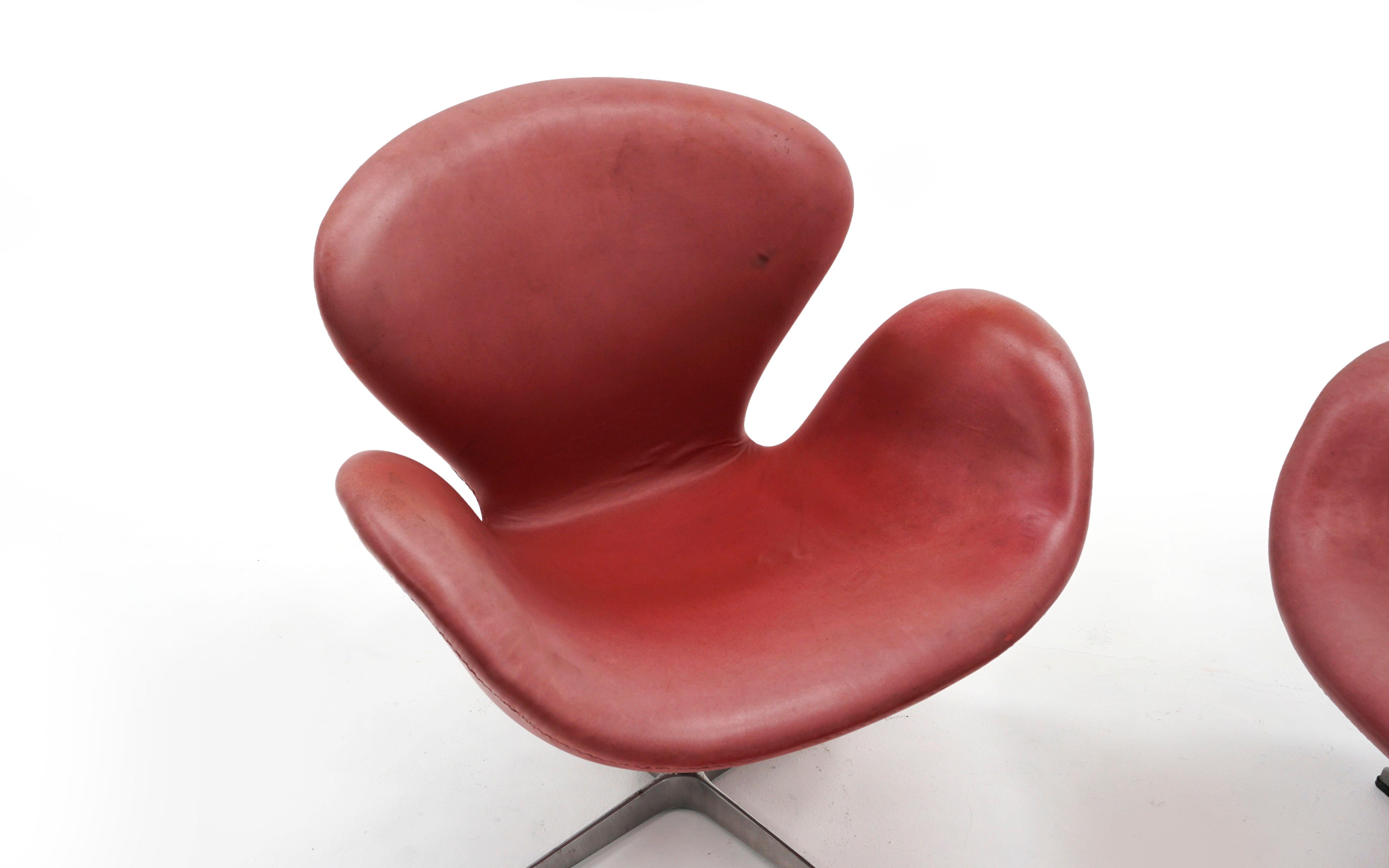 Pair of Faded Red Leather Swan Chairs by Arne Jacobsen for Fritz Hansen In Good Condition In Kansas City, MO