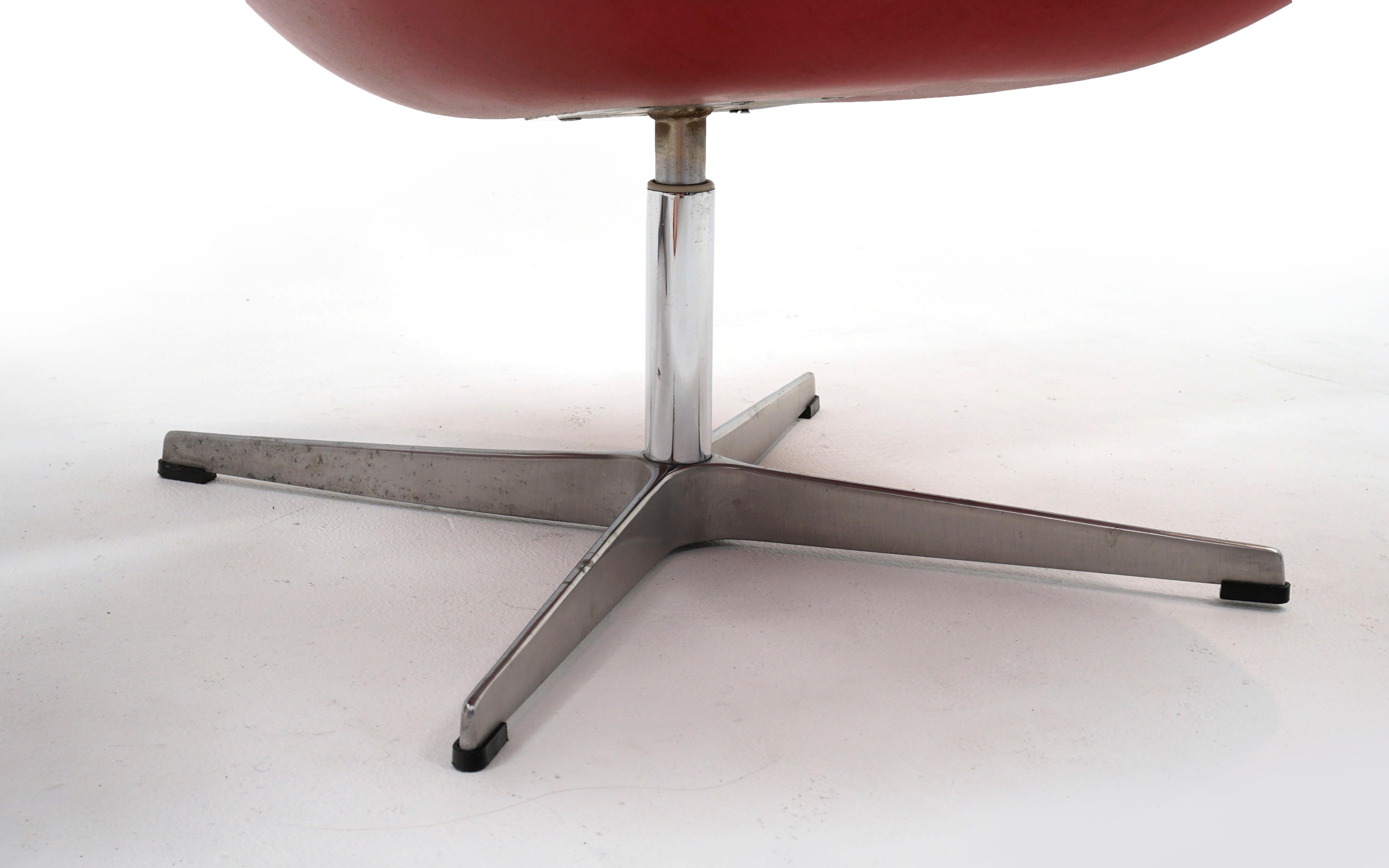 Aluminum Pair of Faded Red Leather Swan Chairs by Arne Jacobsen for Fritz Hansen