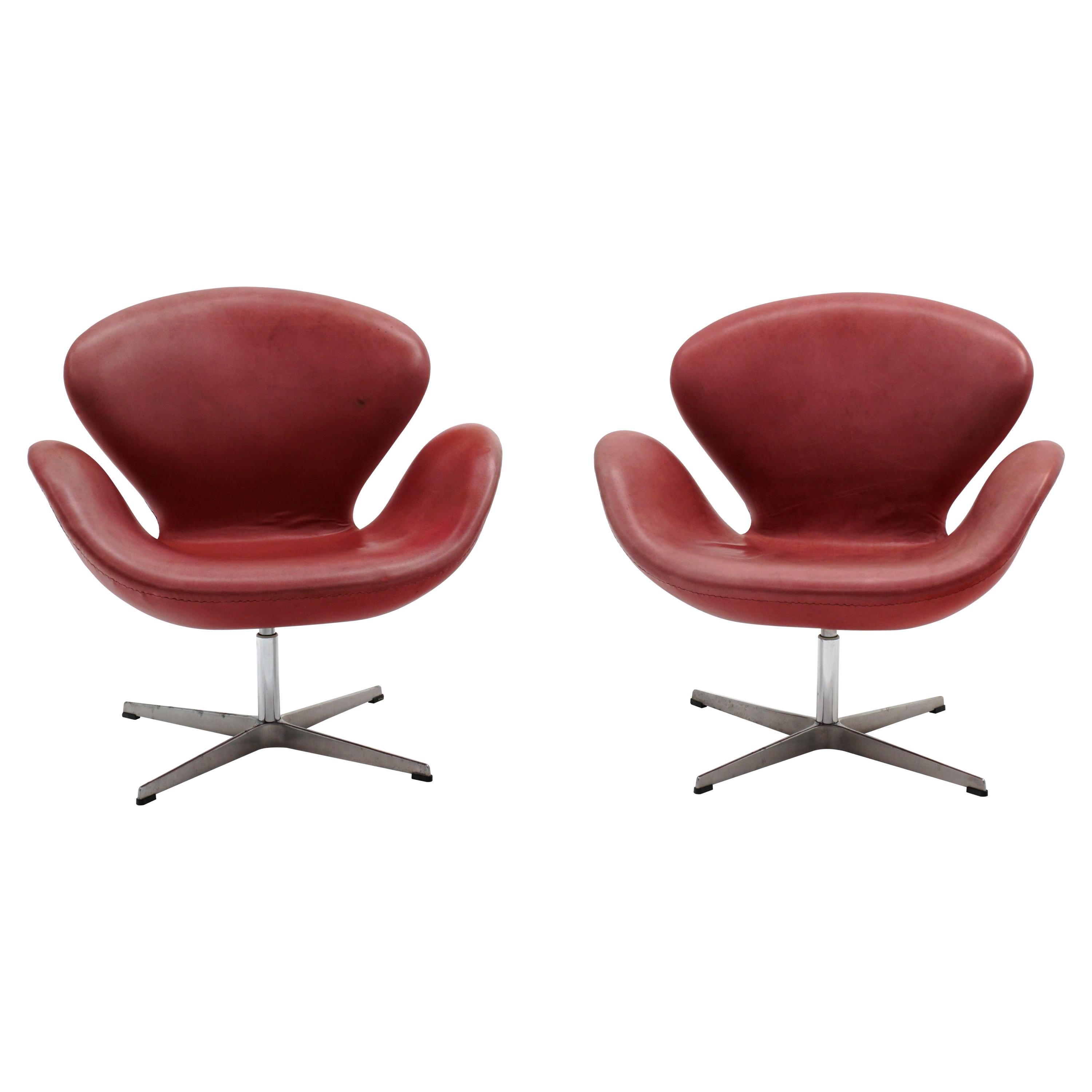 Pair of Faded Red Leather Swan Chairs by Arne Jacobsen for Fritz Hansen