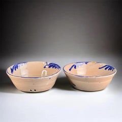 Ein Paar Fajalauza-Schalen mit blau-weißer Glasur und traditionellem Blumenmotiv