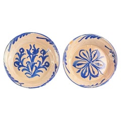 Ein Paar Fajalauza-Schalen mit blau-weißer Glasur und traditionellem Blumenmotiv