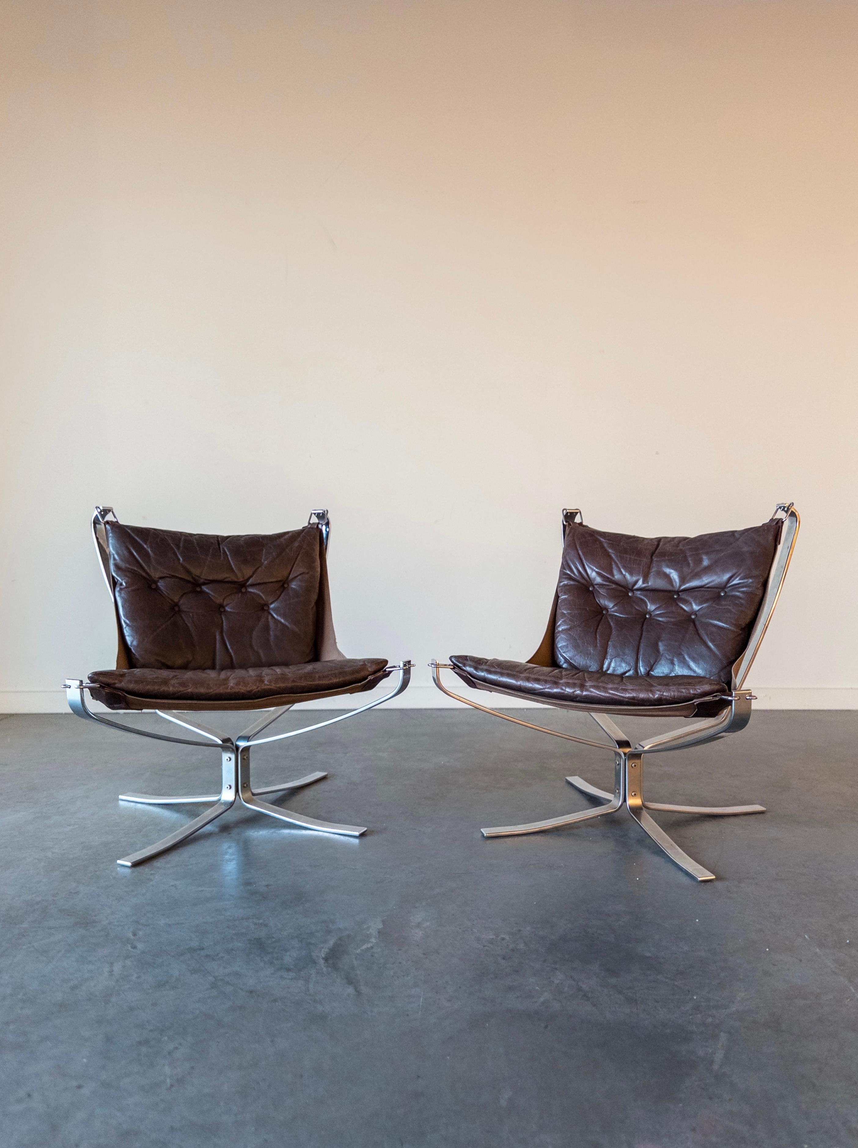 Paire de chaises Falcon par Sigurd Ressell pour Vatne Møbler, 1970. Cadre en acier chromé. Cuir d'origine vintage marron foncé patiné.

