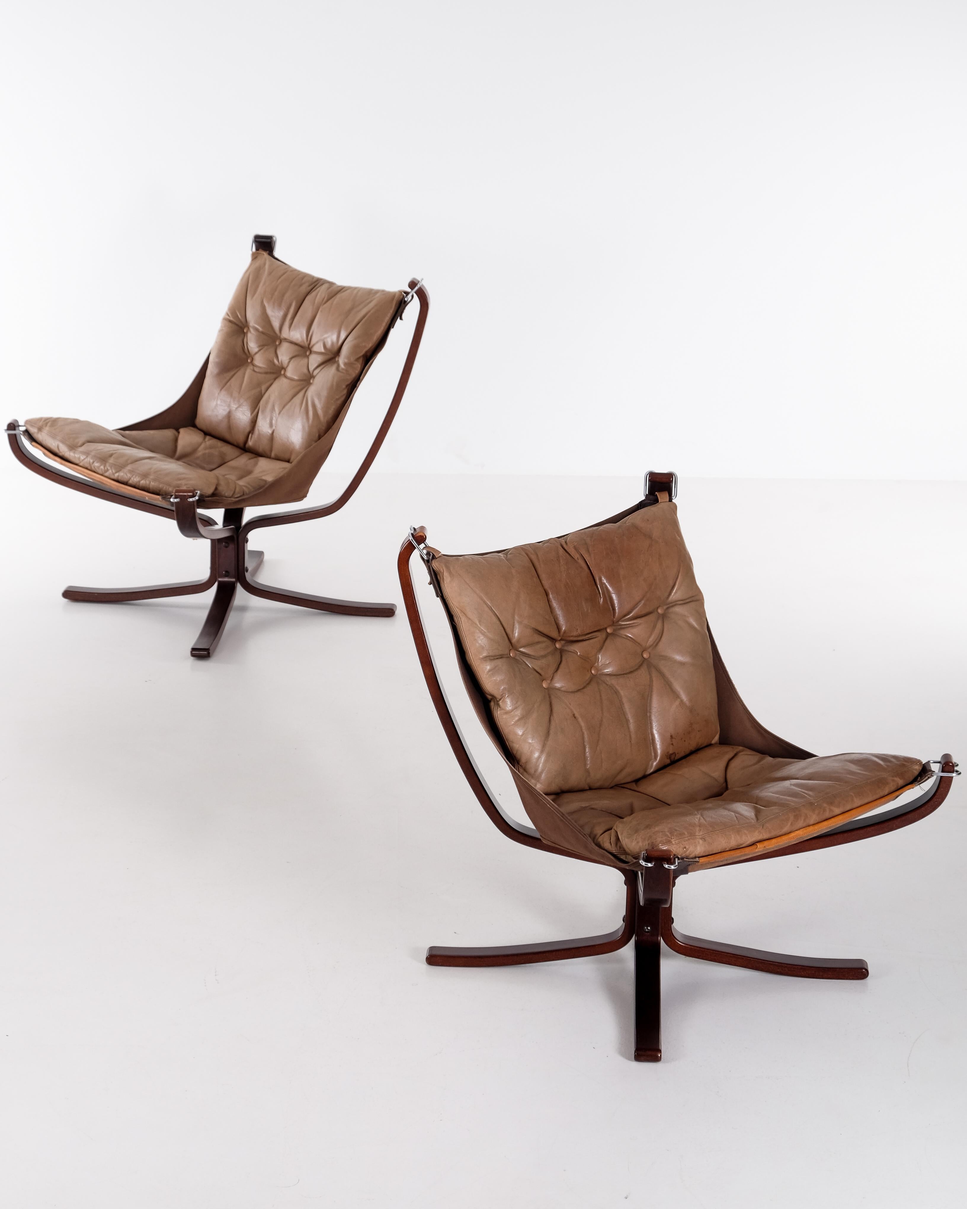 Chaises Falcon norvégiennes en cuir brun par Sigurd Ressel, Norvège, années 1970. 
Bon état vintage avec des signes d'utilisation et de patine.
Remarque : possibilité d'expédition globale à plat : 600 euros.

