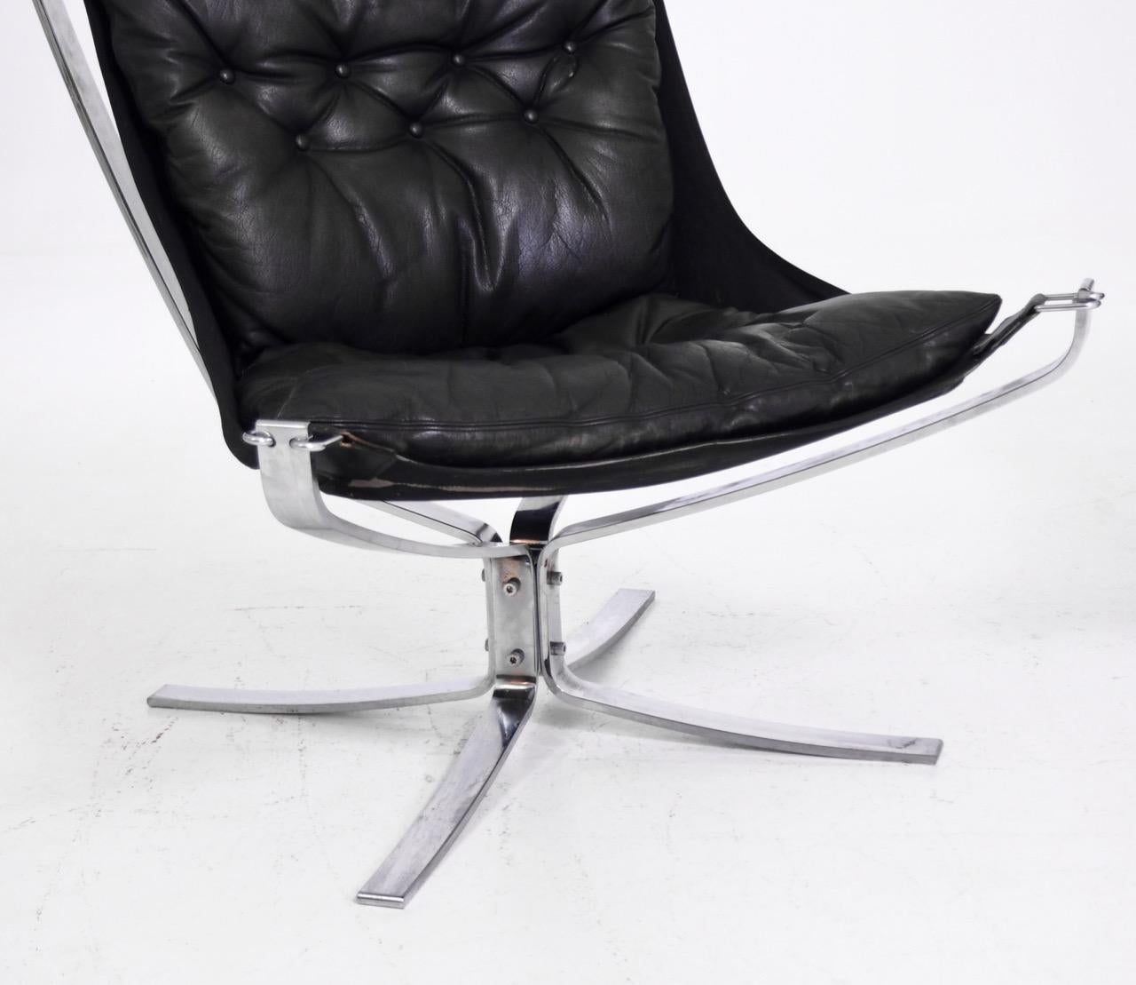 Pair of Falcon chairs by Vatne Møbler in Sweden, mid-20th century. In black leather and chromed steel.
Measures: H 83, W 77, D 75 cm
H 32.6, W 30.3, D 29.5 in.