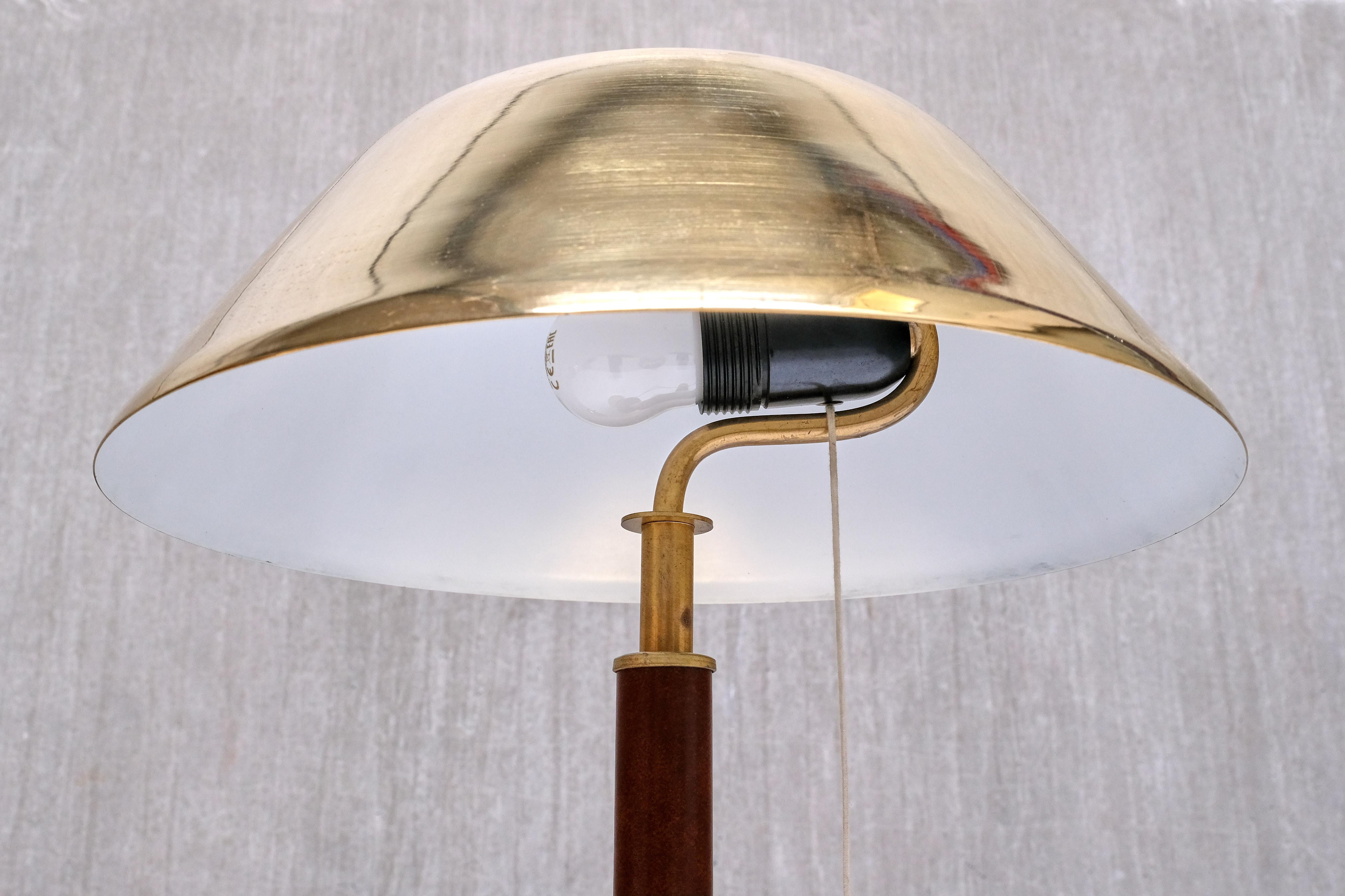 Paire de lampes de table Falkenbergs Belysning 6422, laiton et cuir, Suède, années 1950 en vente 3