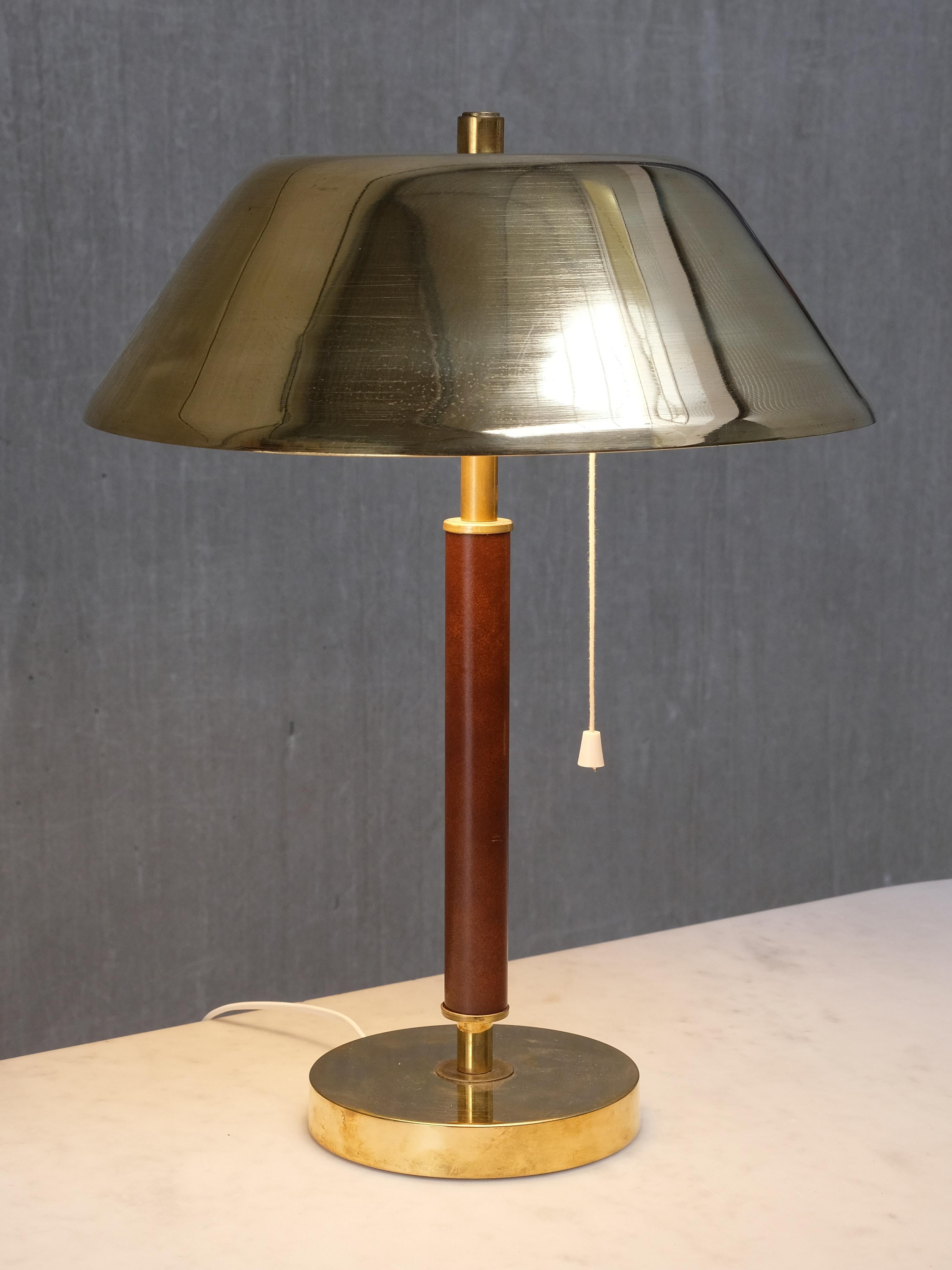 Paire de lampes de table Falkenbergs Belysning 6422, laiton et cuir, Suède, années 1950 en vente 4