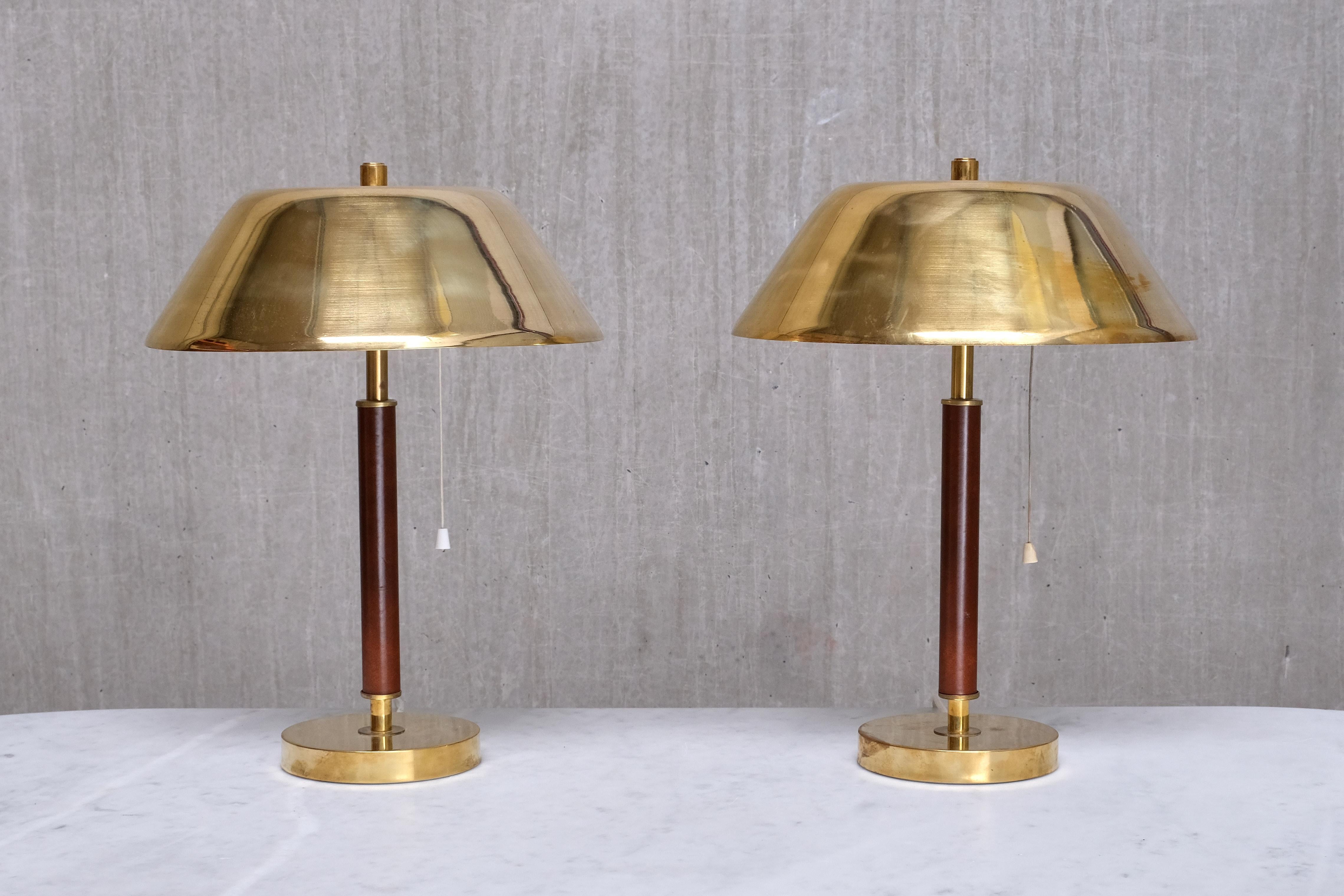 Cette rare paire de lampes de table a été produite par Falkenbergs Belysning en Suède dans les années 1950. Chaque lampe porte le numéro de modèle 6422 et les initiales du fabricant FLB sur le dessous du socle, ainsi que l'autocollant original du