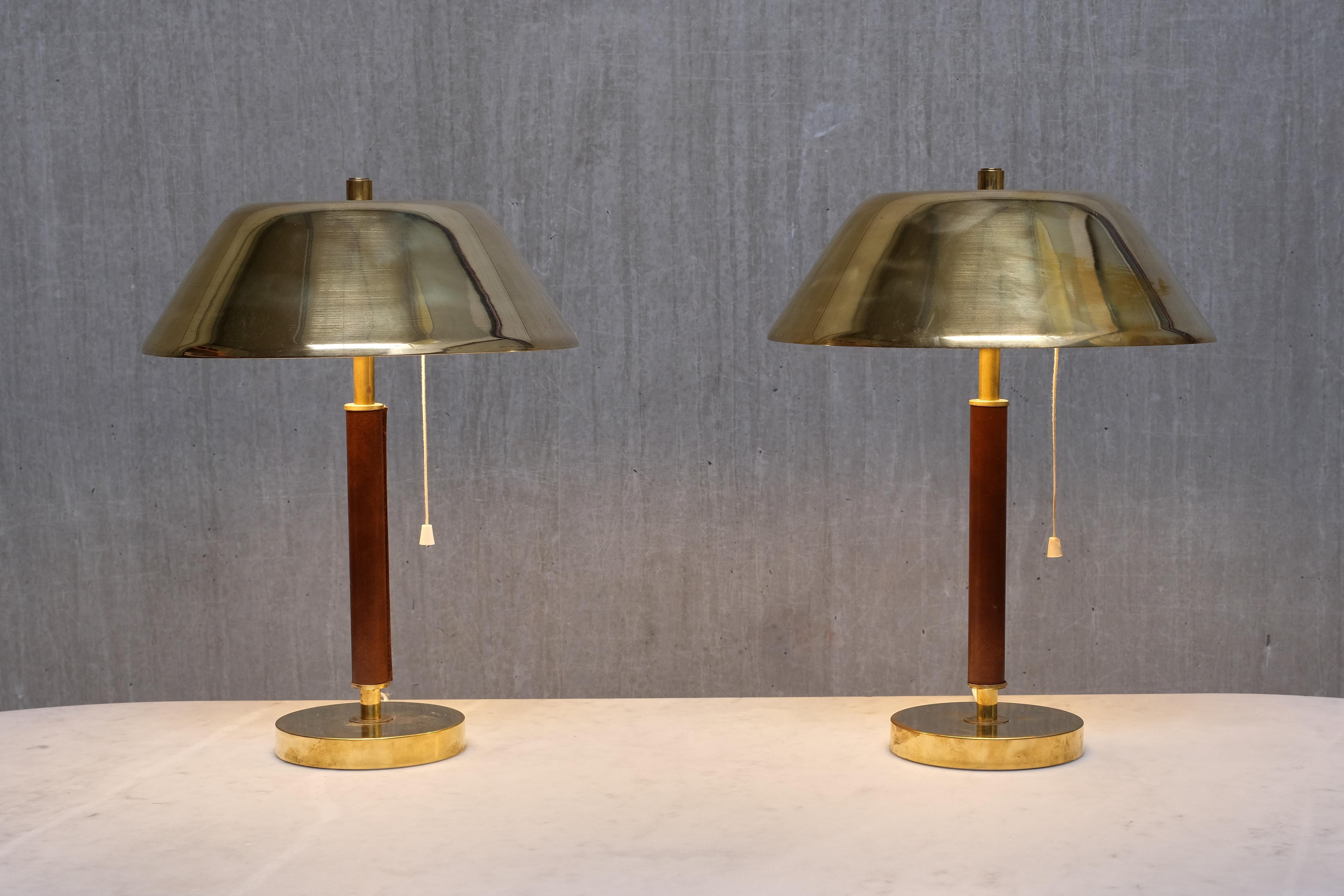 Scandinave moderne Paire de lampes de table Falkenbergs Belysning 6422, laiton et cuir, Suède, années 1950 en vente