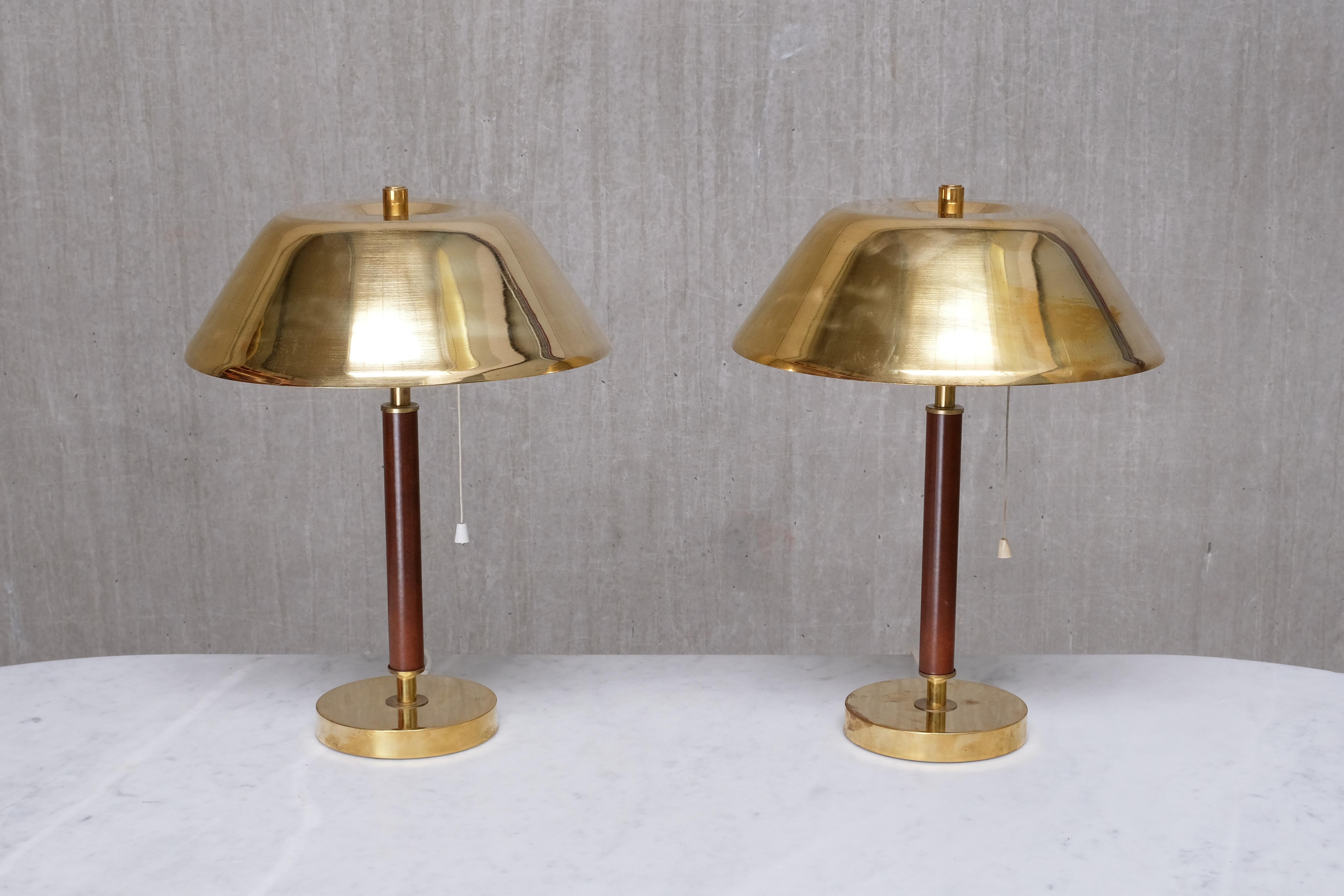 Suédois Paire de lampes de table Falkenbergs Belysning 6422, laiton et cuir, Suède, années 1950 en vente
